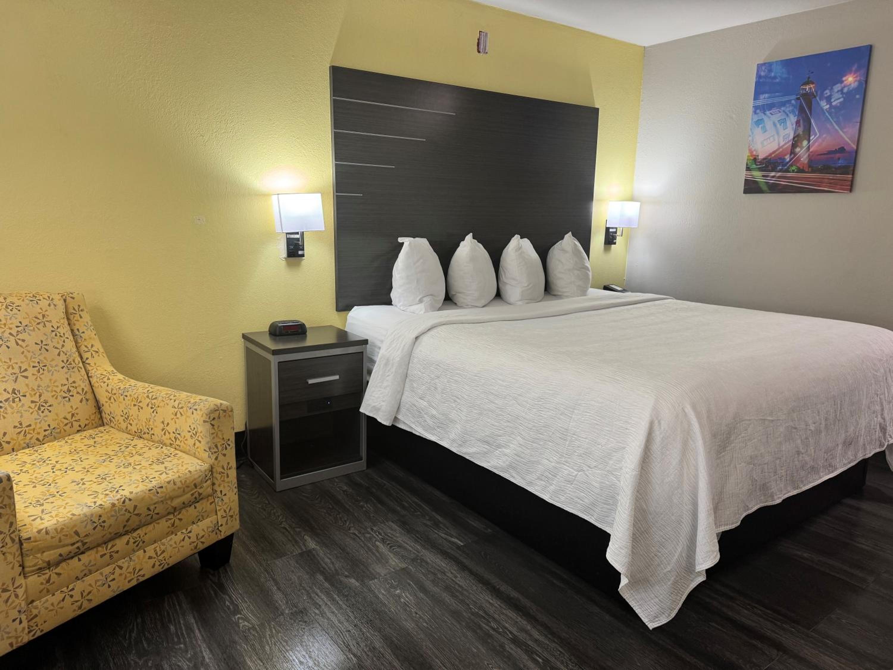 King Room - Non-Smoking - Photo 11