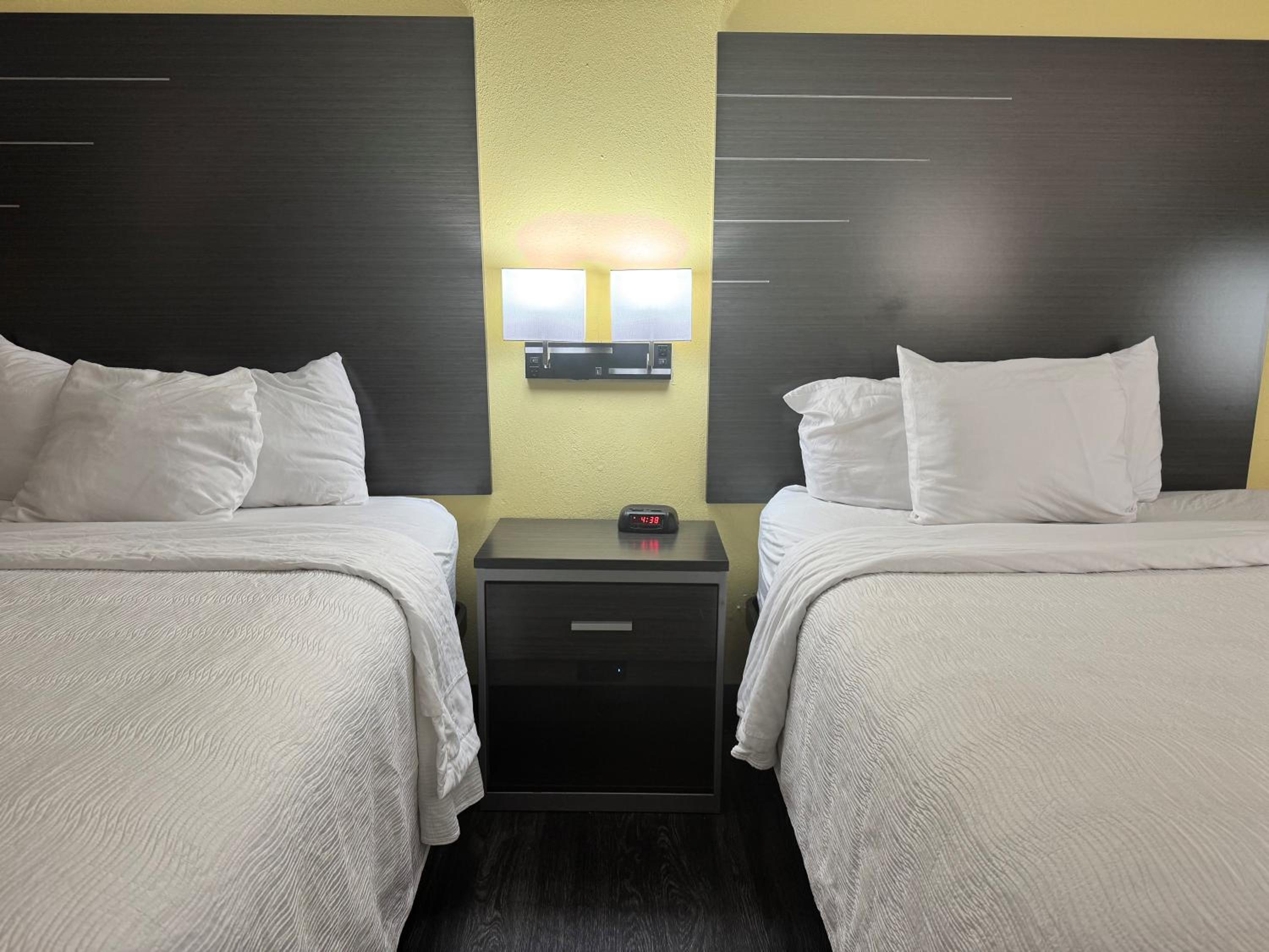 Queen Room with Two Queen Beds - Non-Smoking - Photo 11