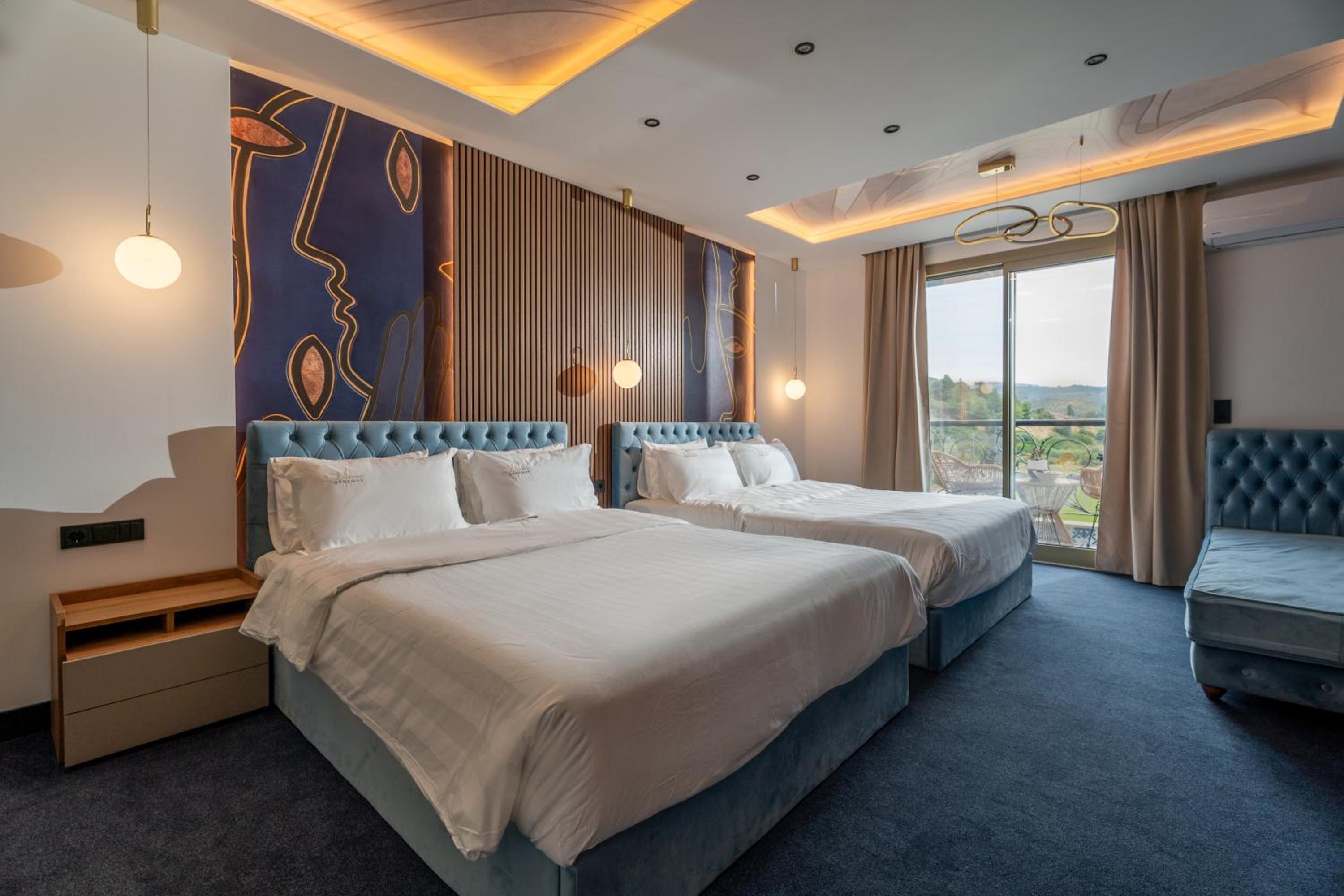 Deluxe Family Suite - Photo 7