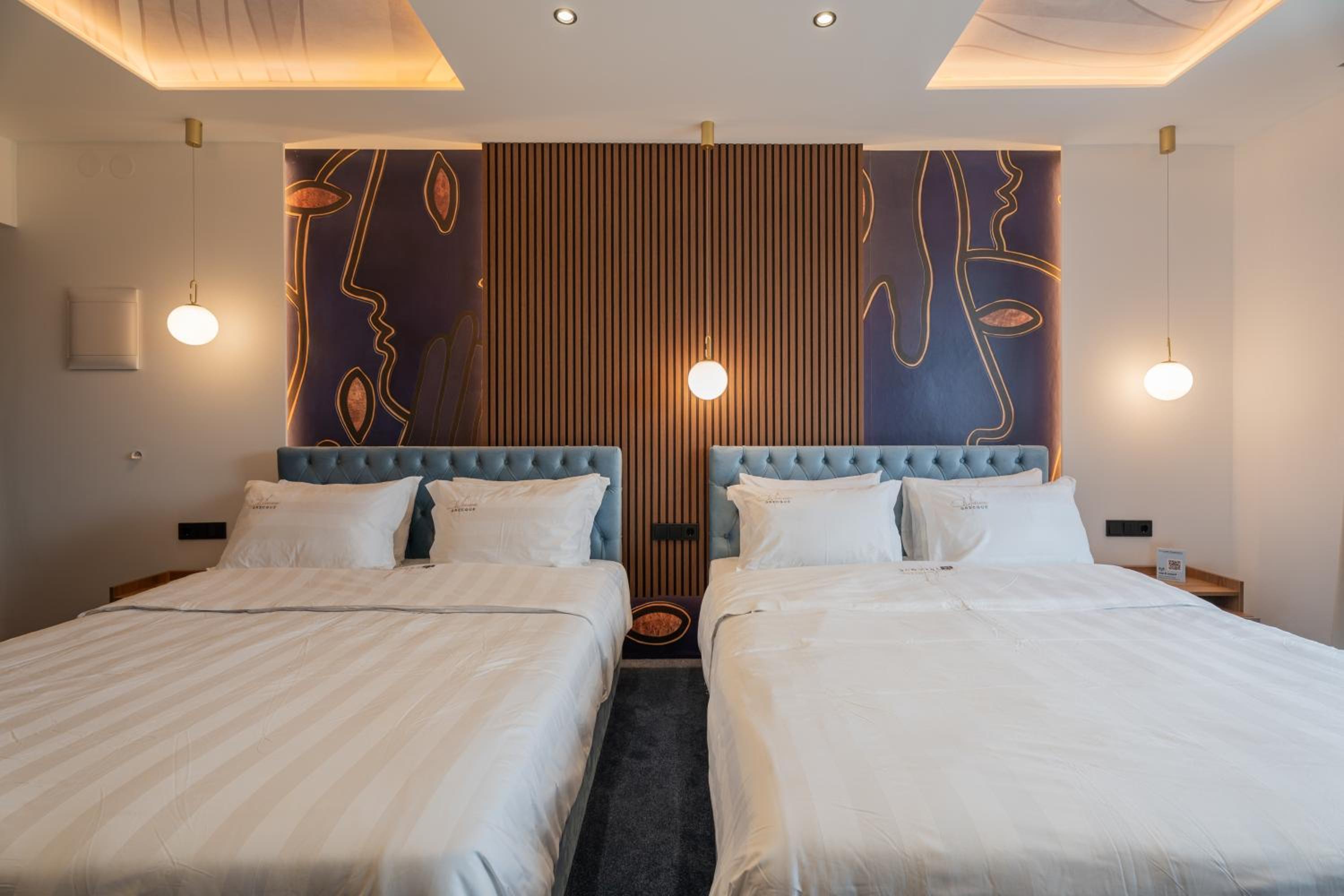 Deluxe Family Suite - Photo 8