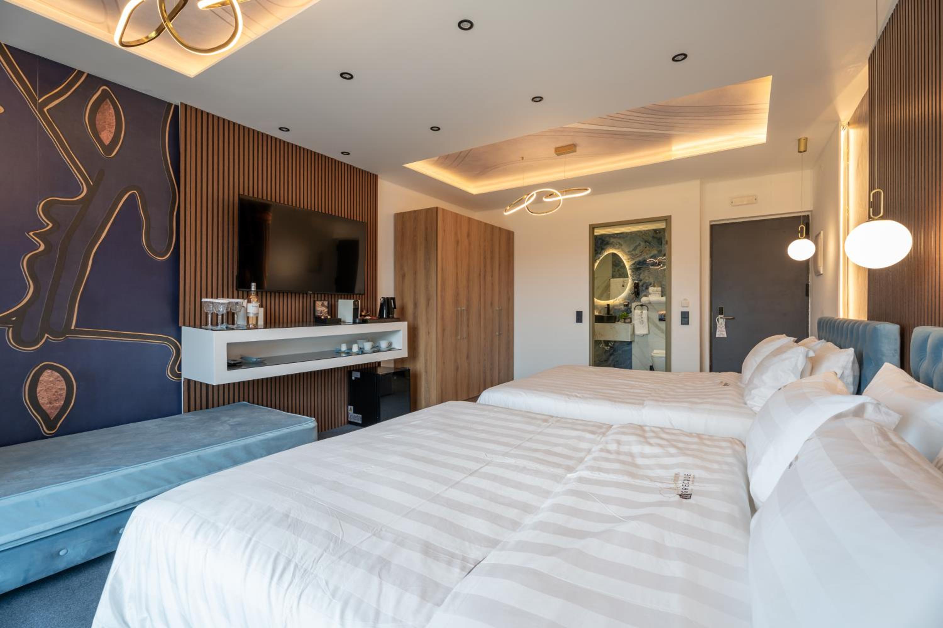 Deluxe Family Suite - Photo 9