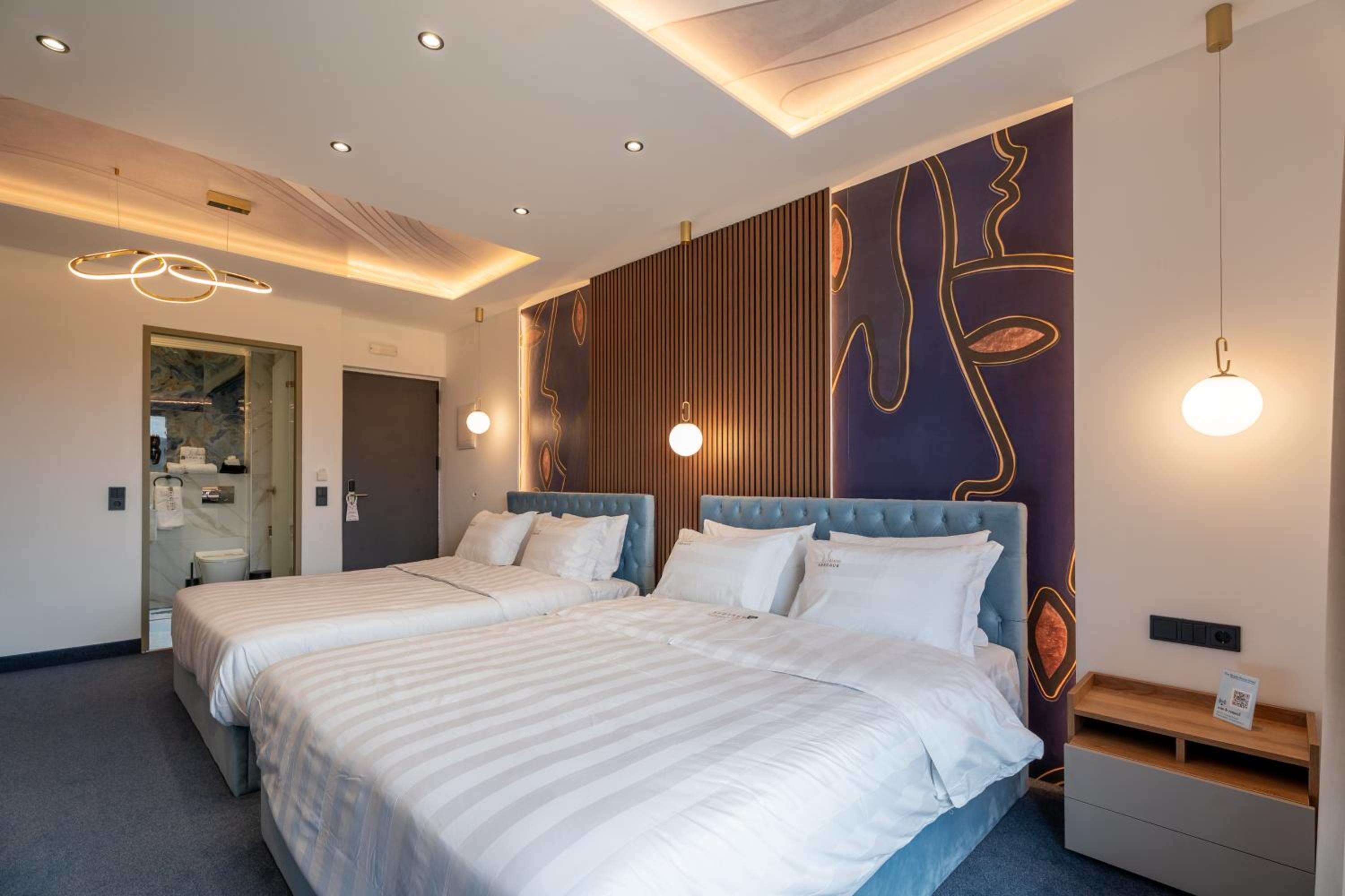Deluxe Family Suite - Photo 10