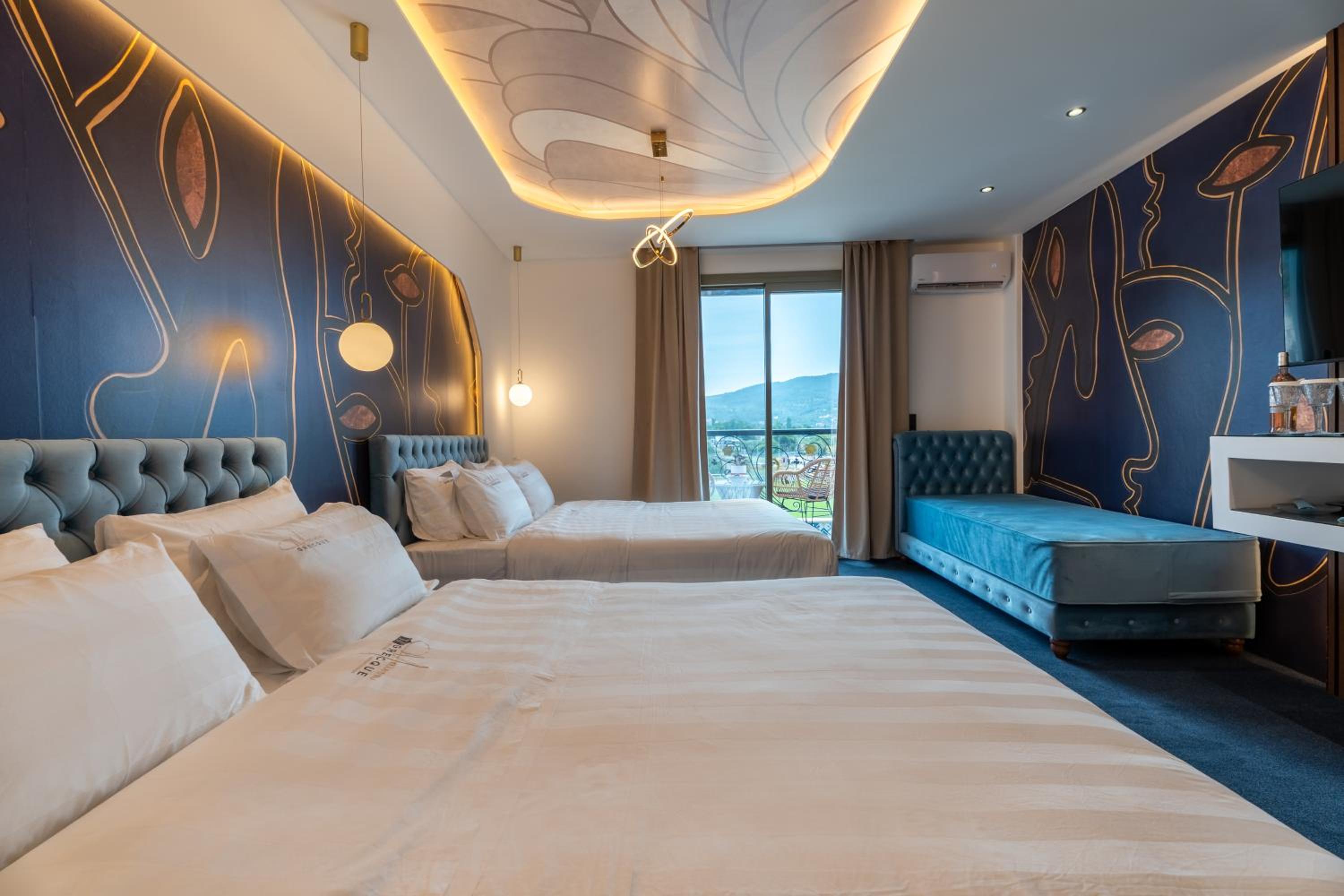 Deluxe Family Suite - Photo 14