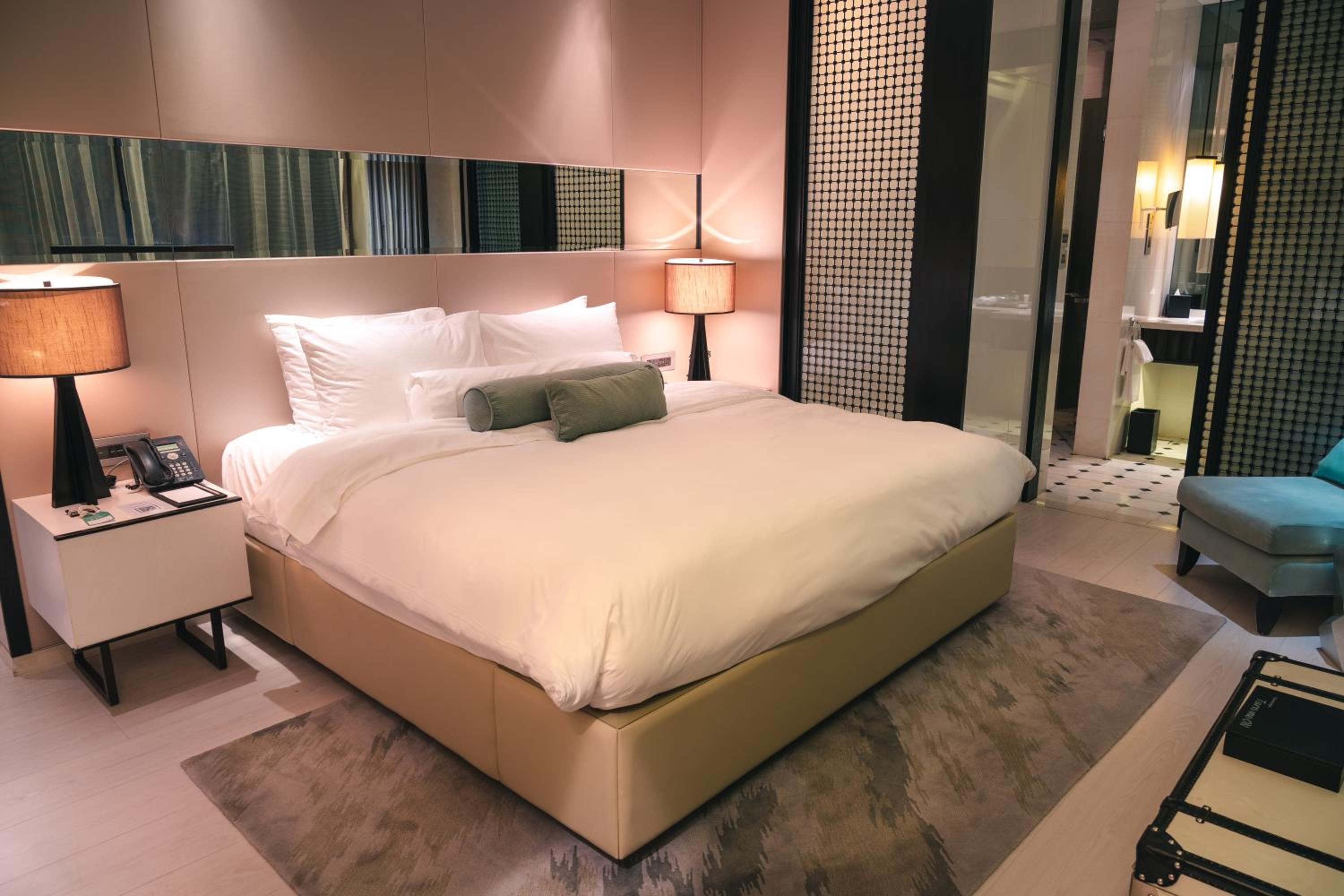 Gabrielle / Camelia Room