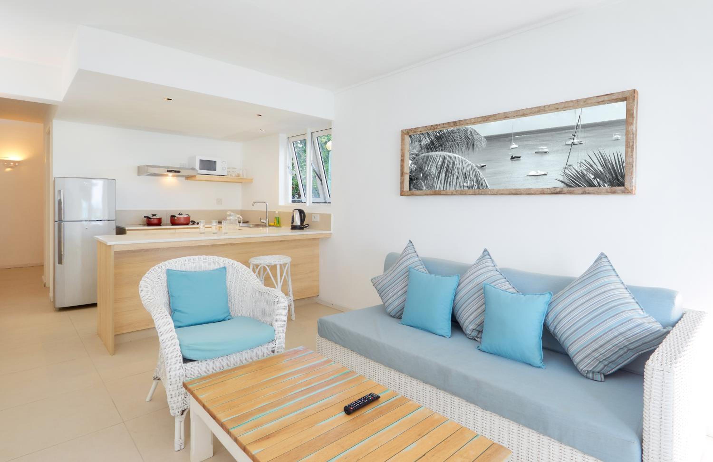 Deluxe Two-Bedroom Apartment - Beachfront photo 3