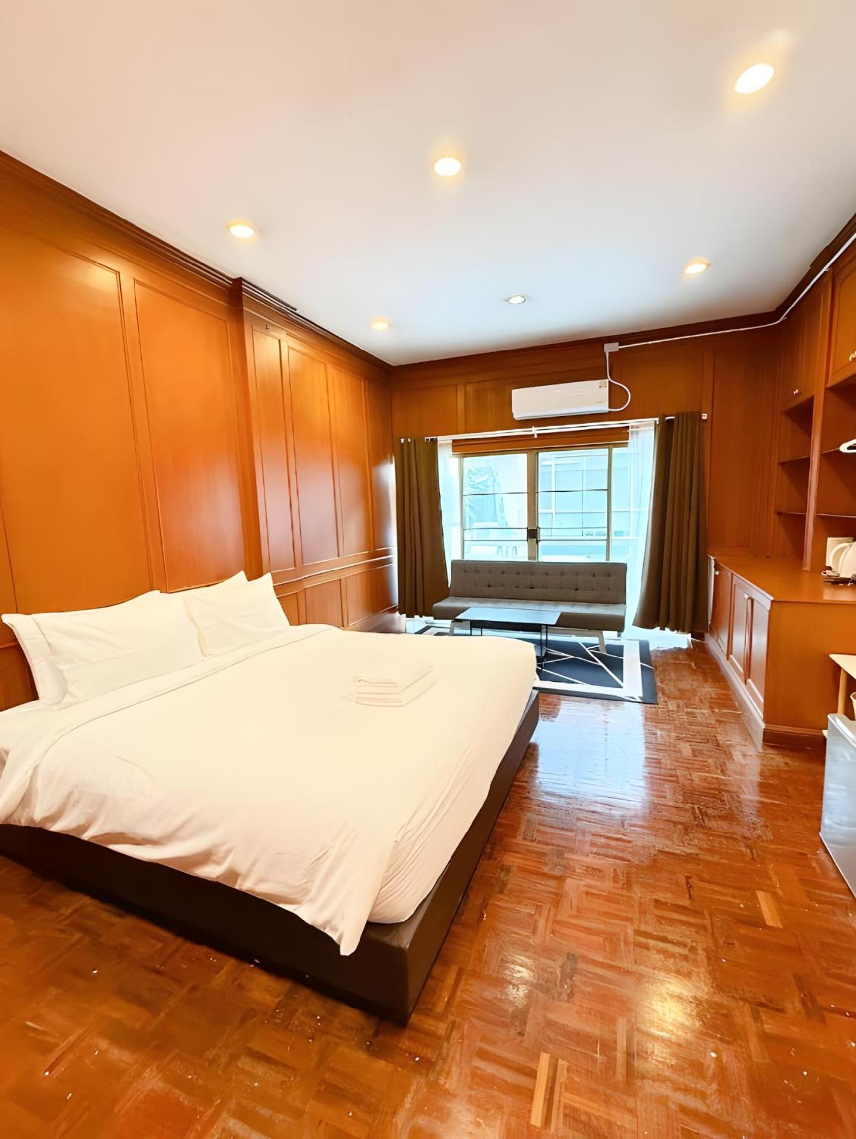 One-Bedroom Apartment photo 1