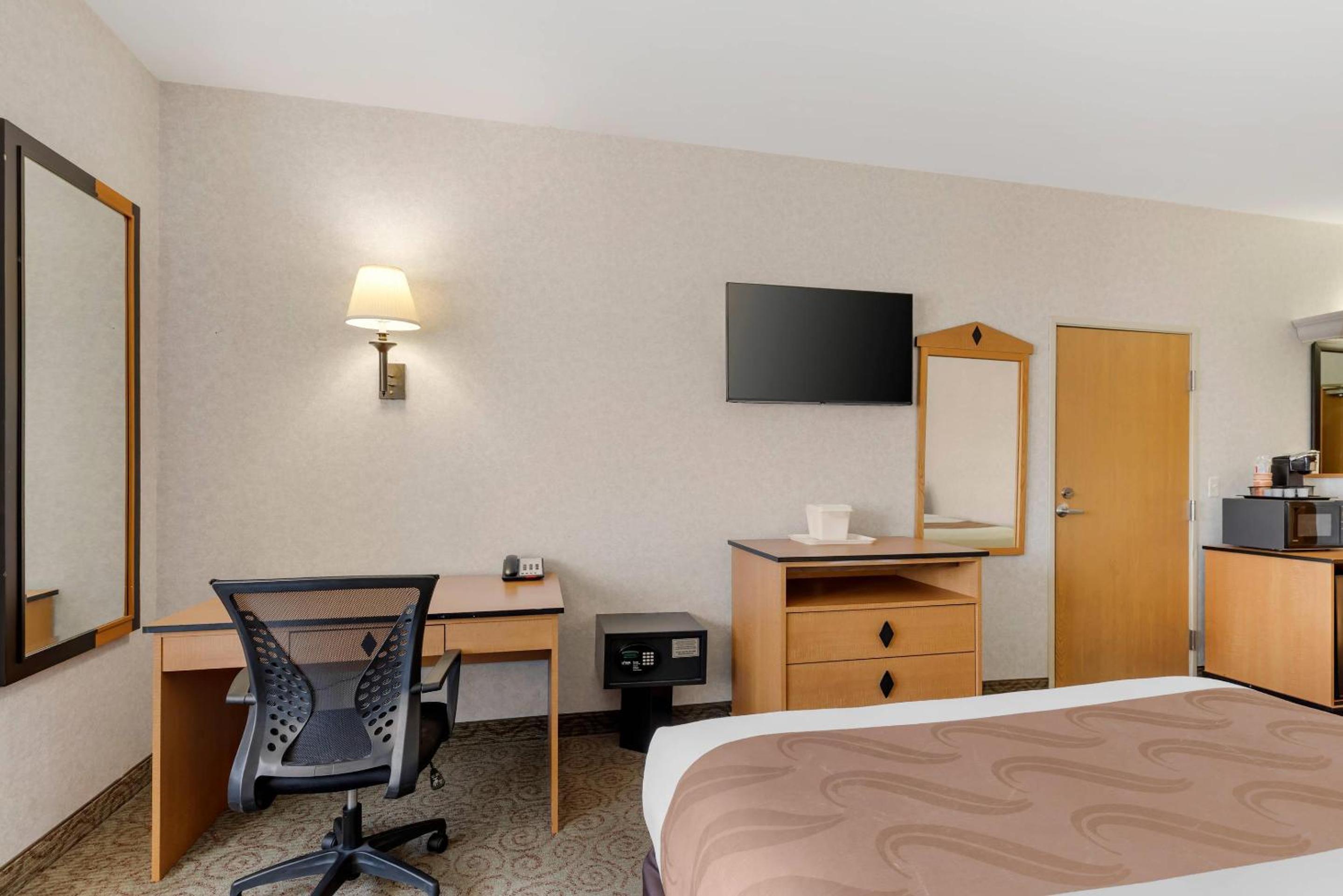Queen Room with Two Queen Beds - Disability Access/Non-Smoking - Photo 3