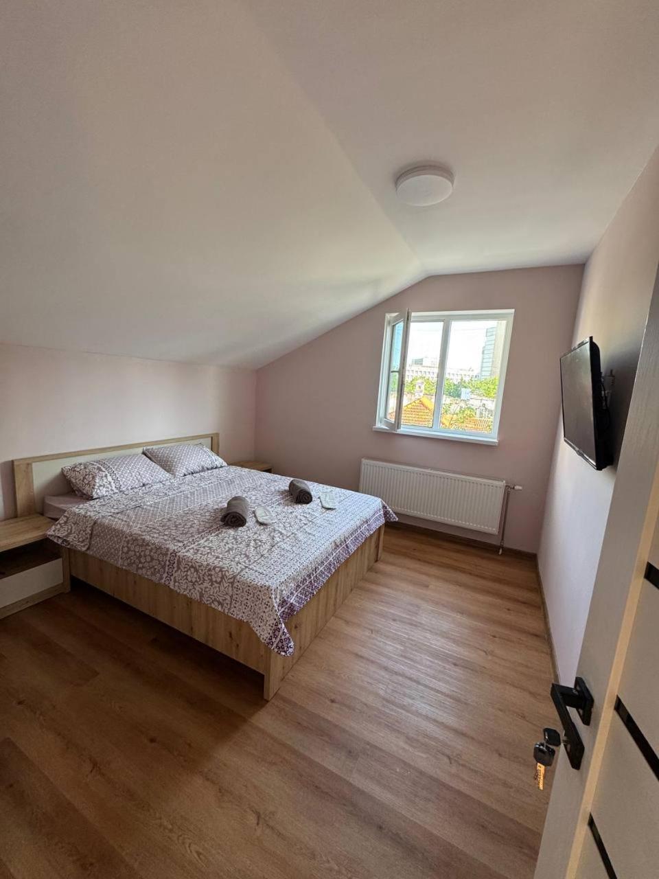 Double Room with Shared Bathroom photo 3