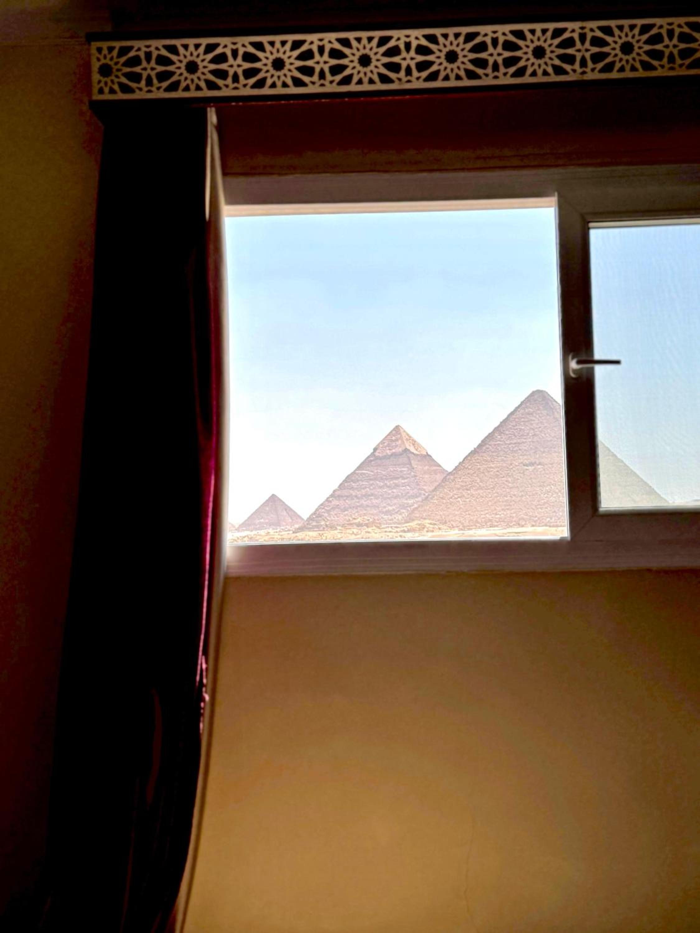 DELUXE DOUBLE ROOM QUEEN BED PYRAMIDS VIEW