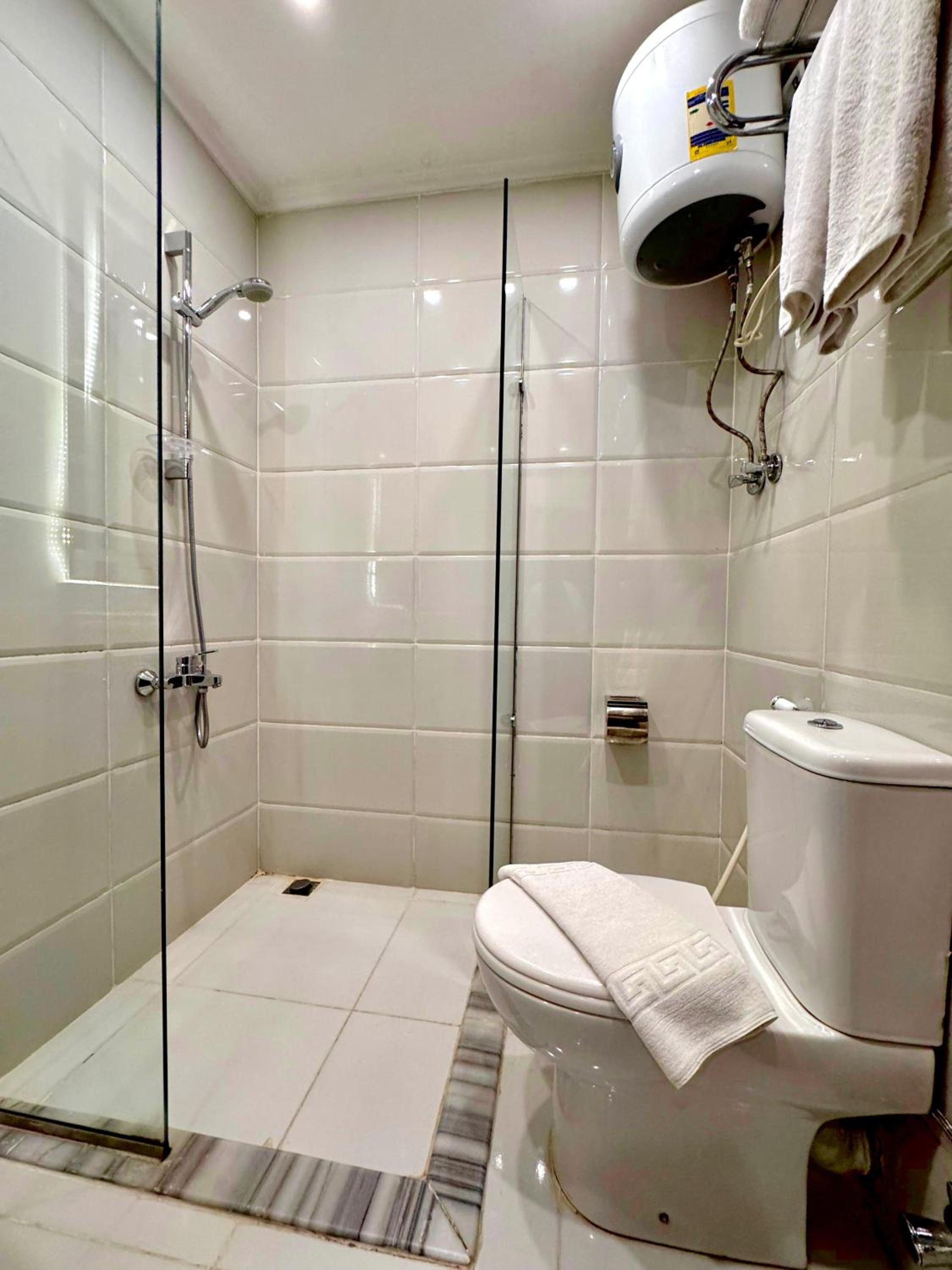 DELUXE DOUBLE ROOM TWIN BED CITY VIEW (BALCONY)