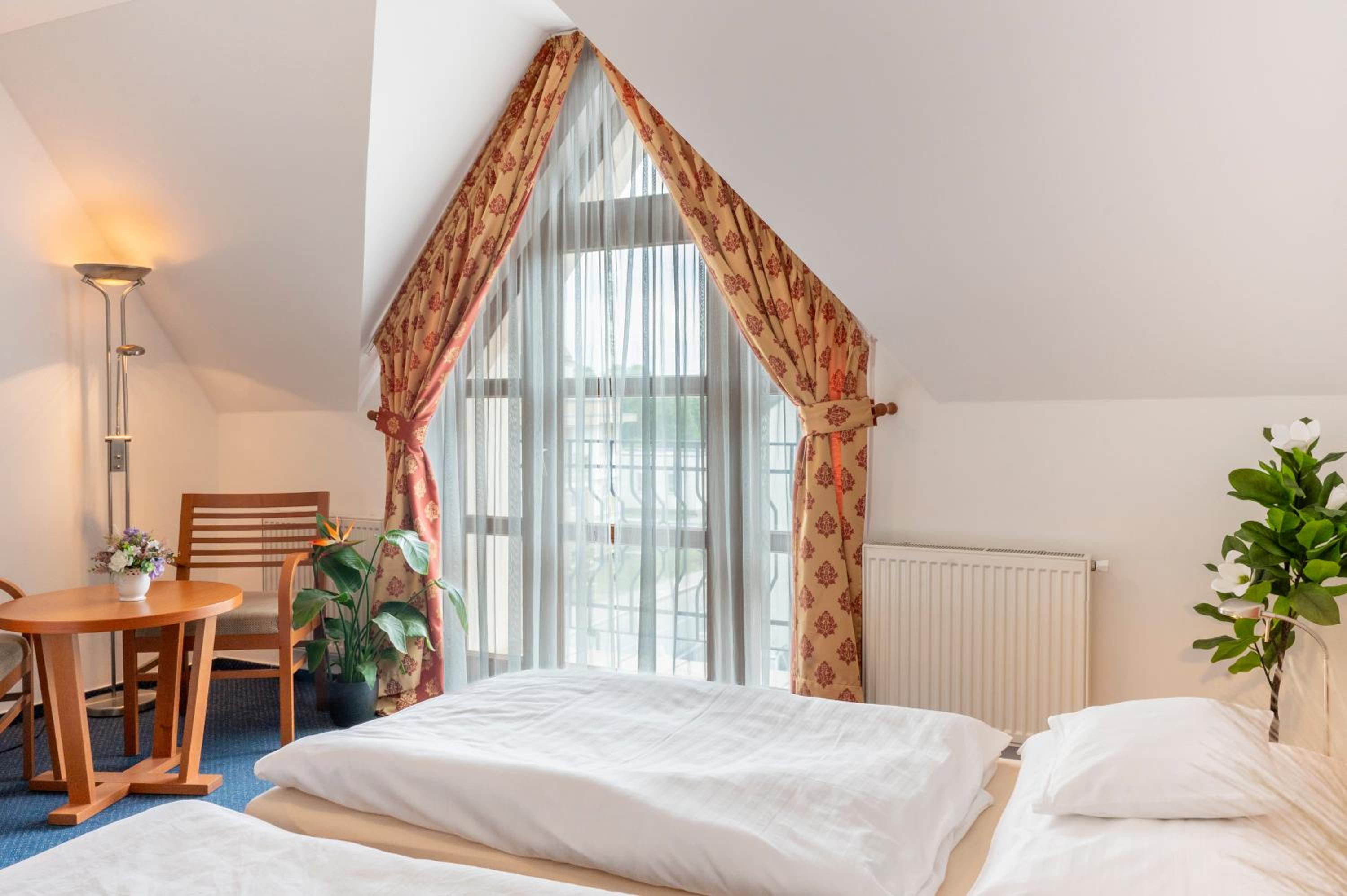 Double or Twin Room with Balcony - Photo 2