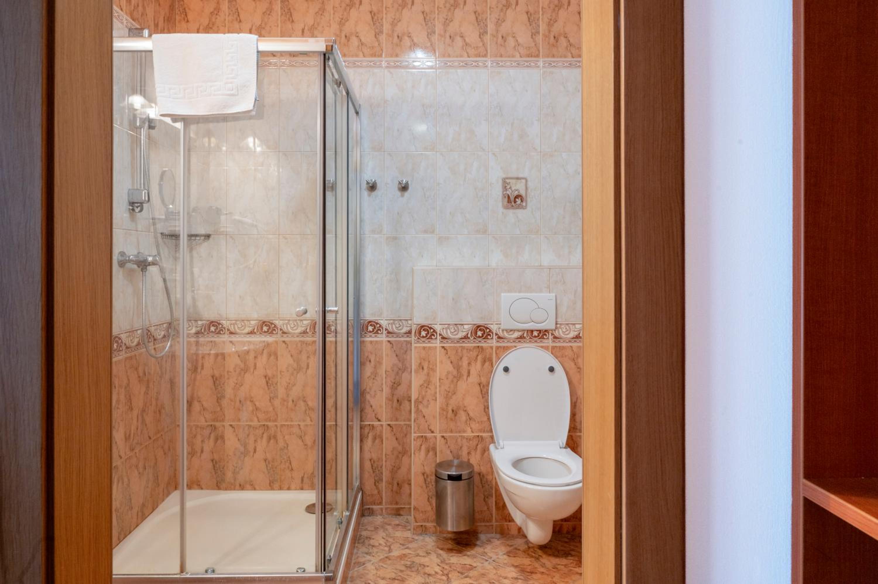 Double or Twin Room with Balcony - Photo 4