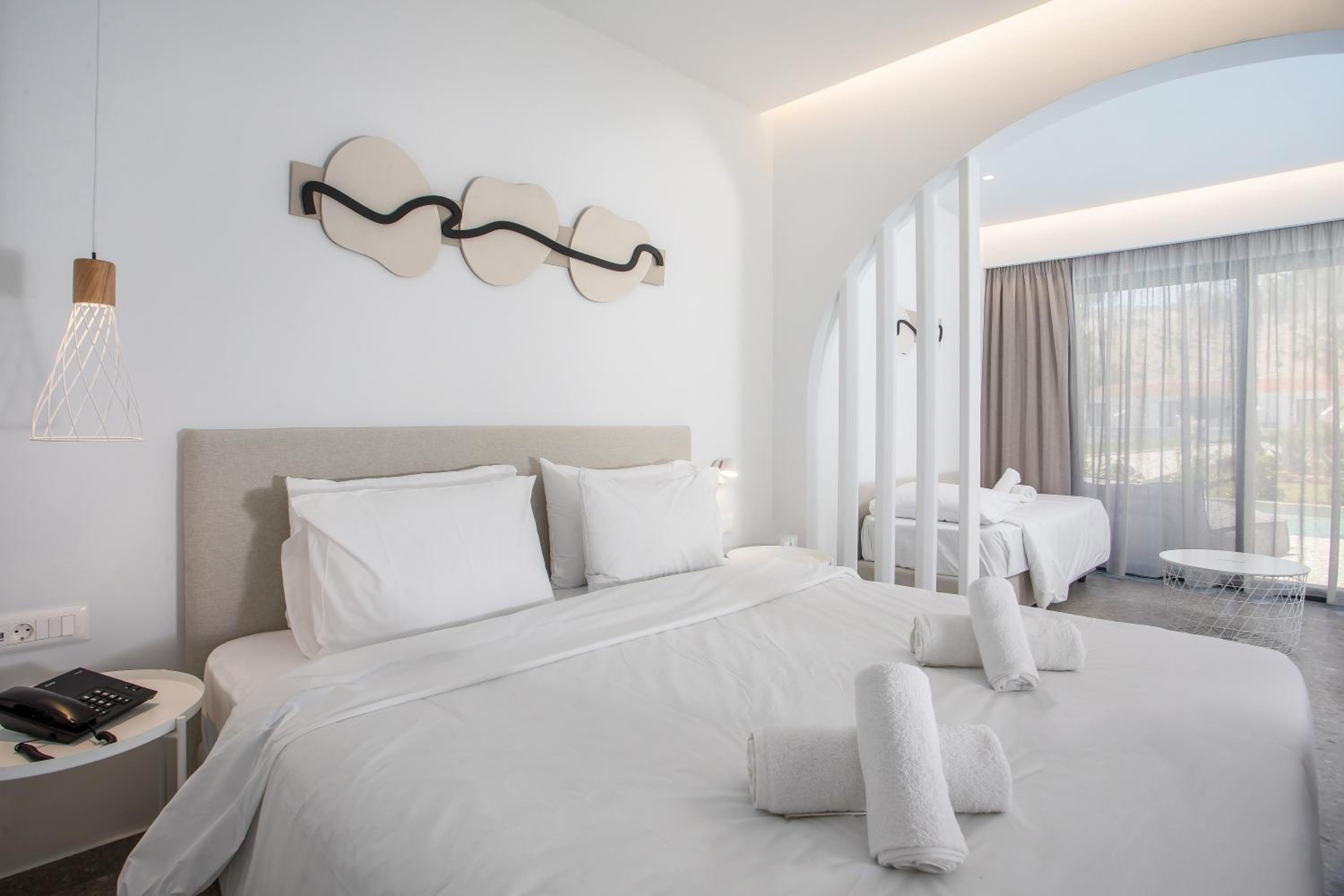Family Suite Sharing Pool