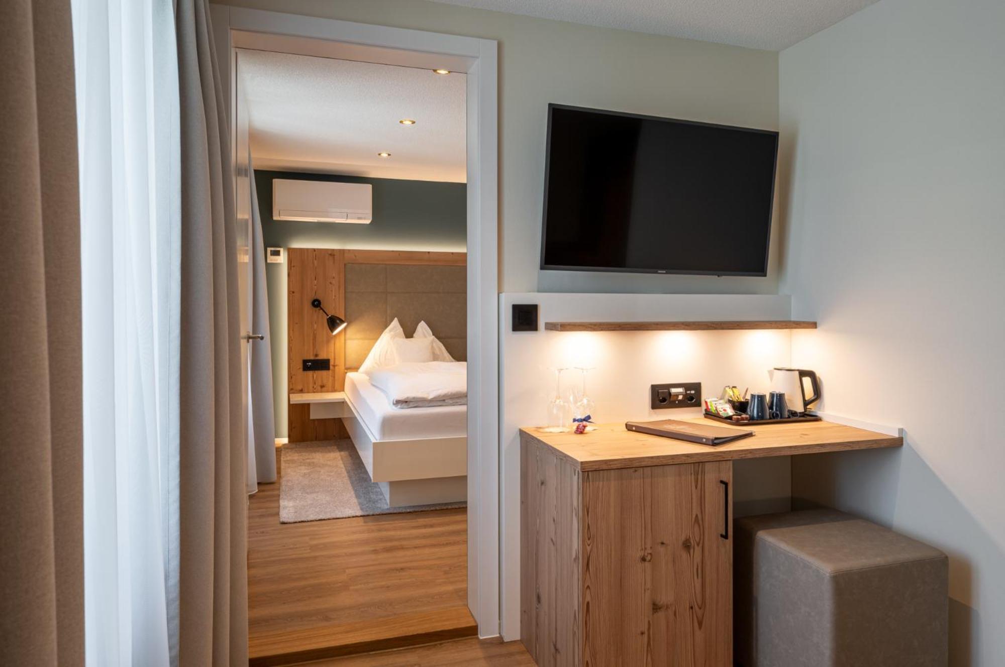 Junior Suite with Lake View photo 3