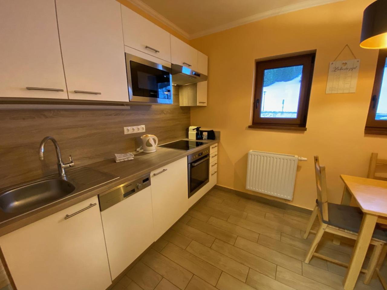 One-Bedroom Apartment with Balcony and Mountain View   photo 3