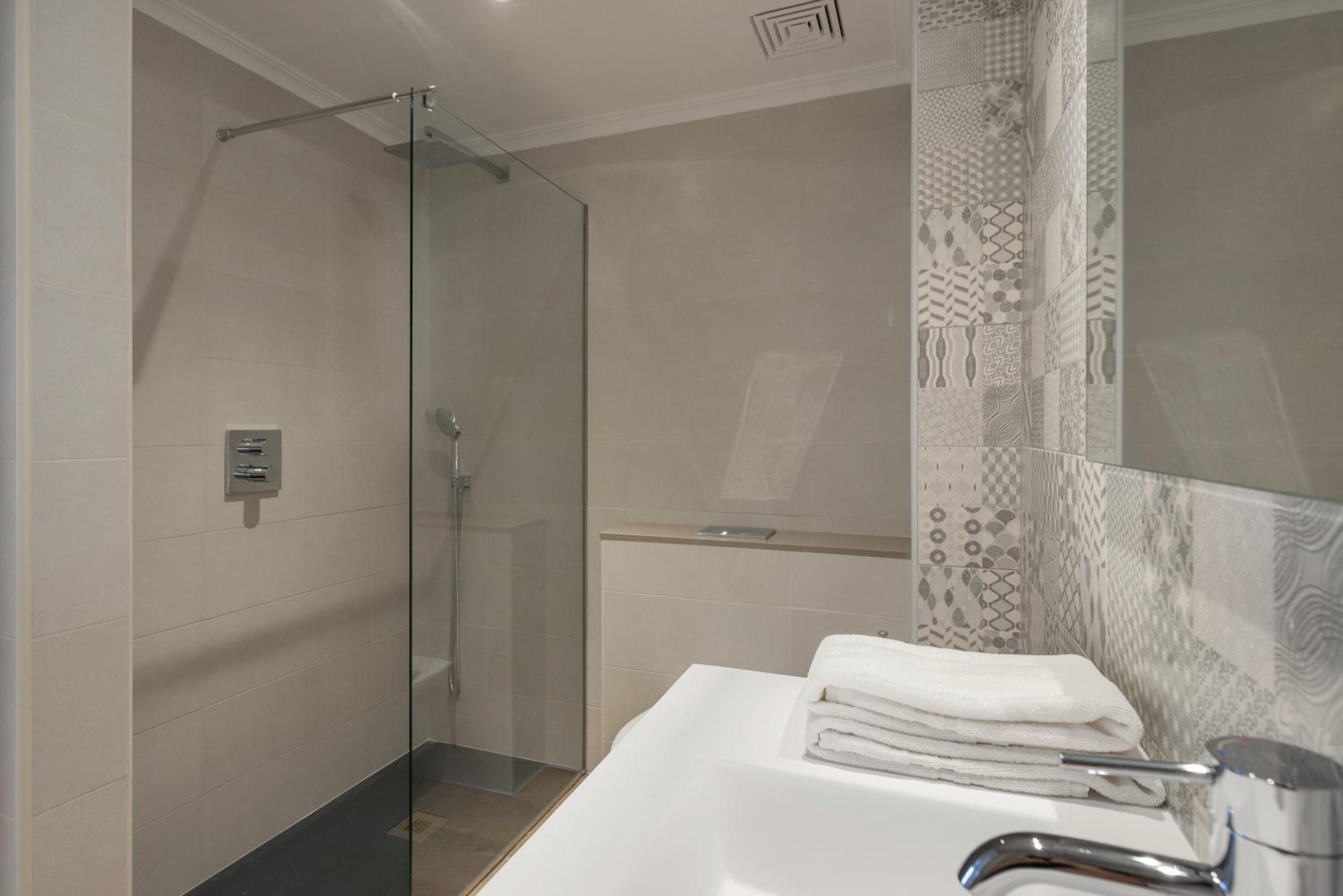 Apartment with Shower thumbnail 6