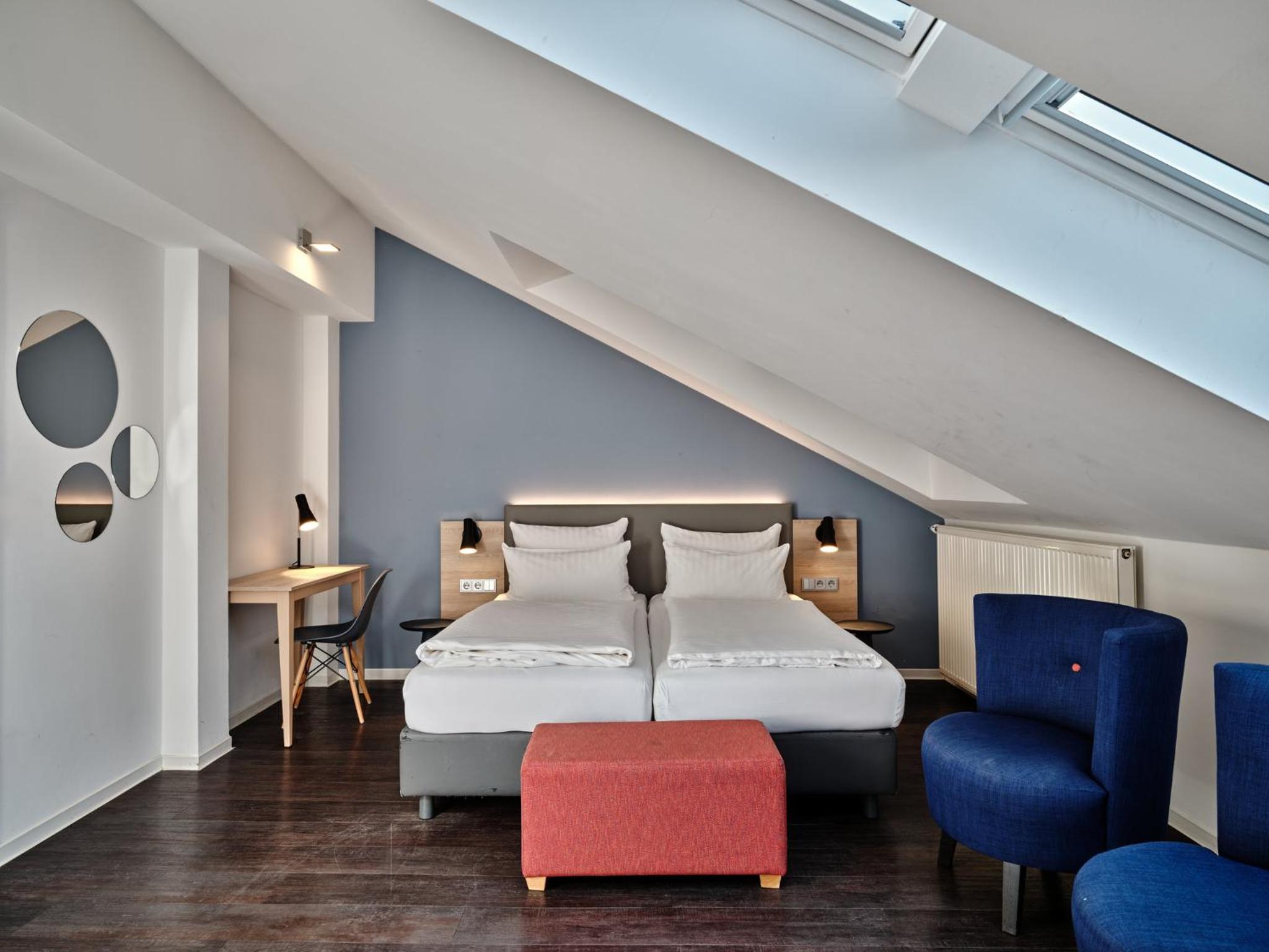 Standard Twin Room with Walk-In Shower