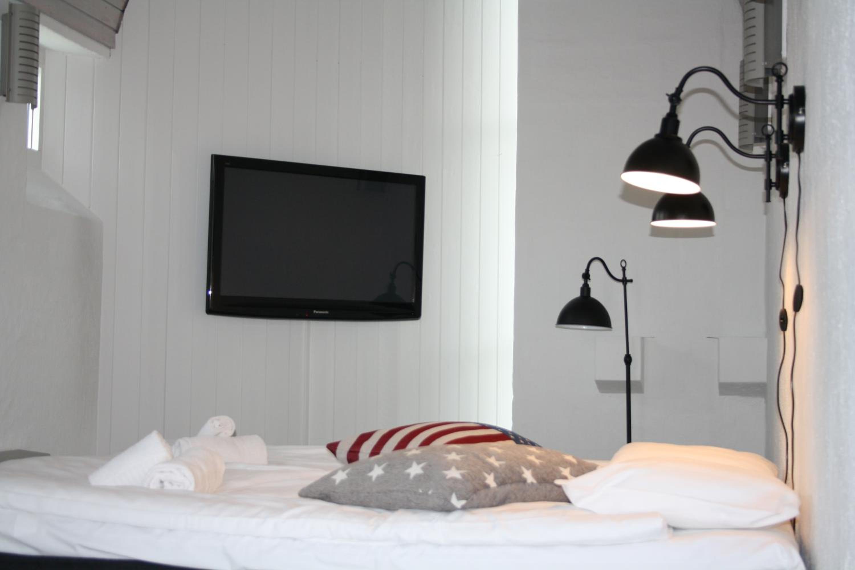 Queen Room with Shared Bathroom photo 2