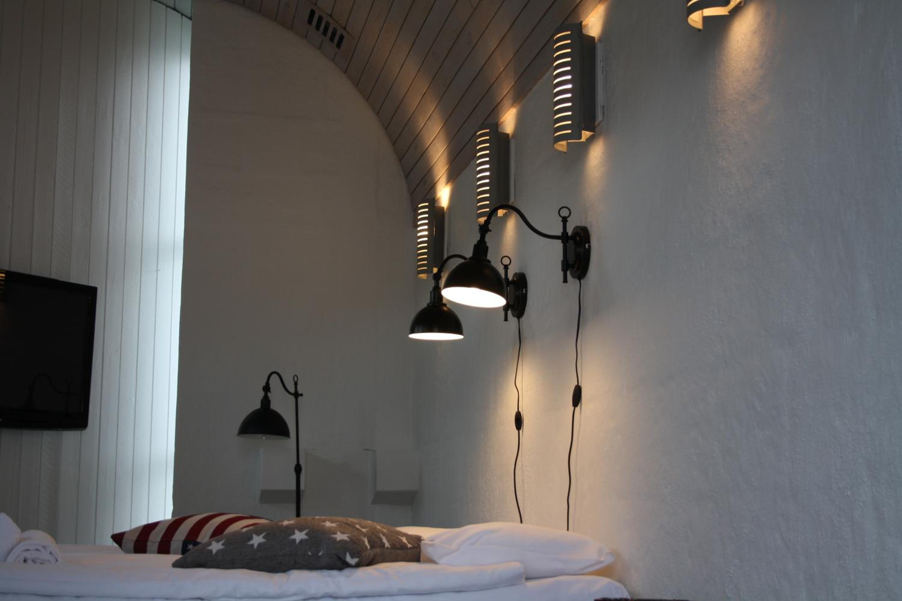 Queen Room with Shared Bathroom photo 3