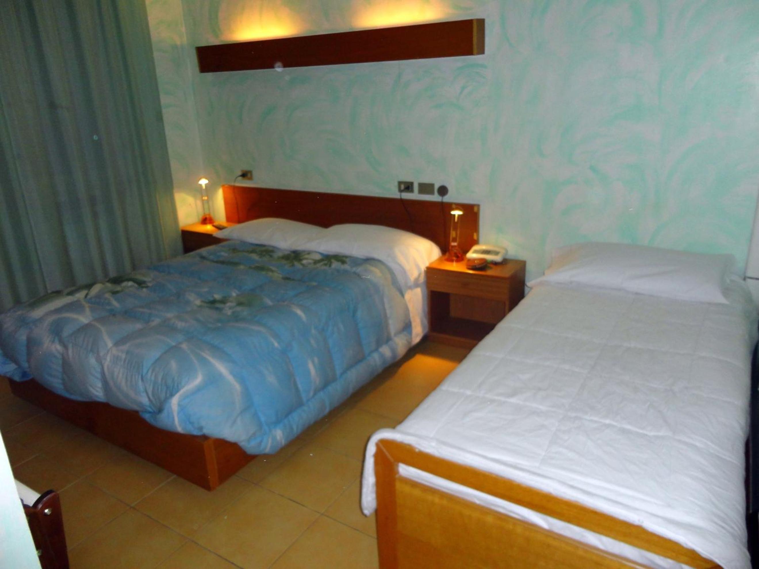 Triple Room - Photo 13