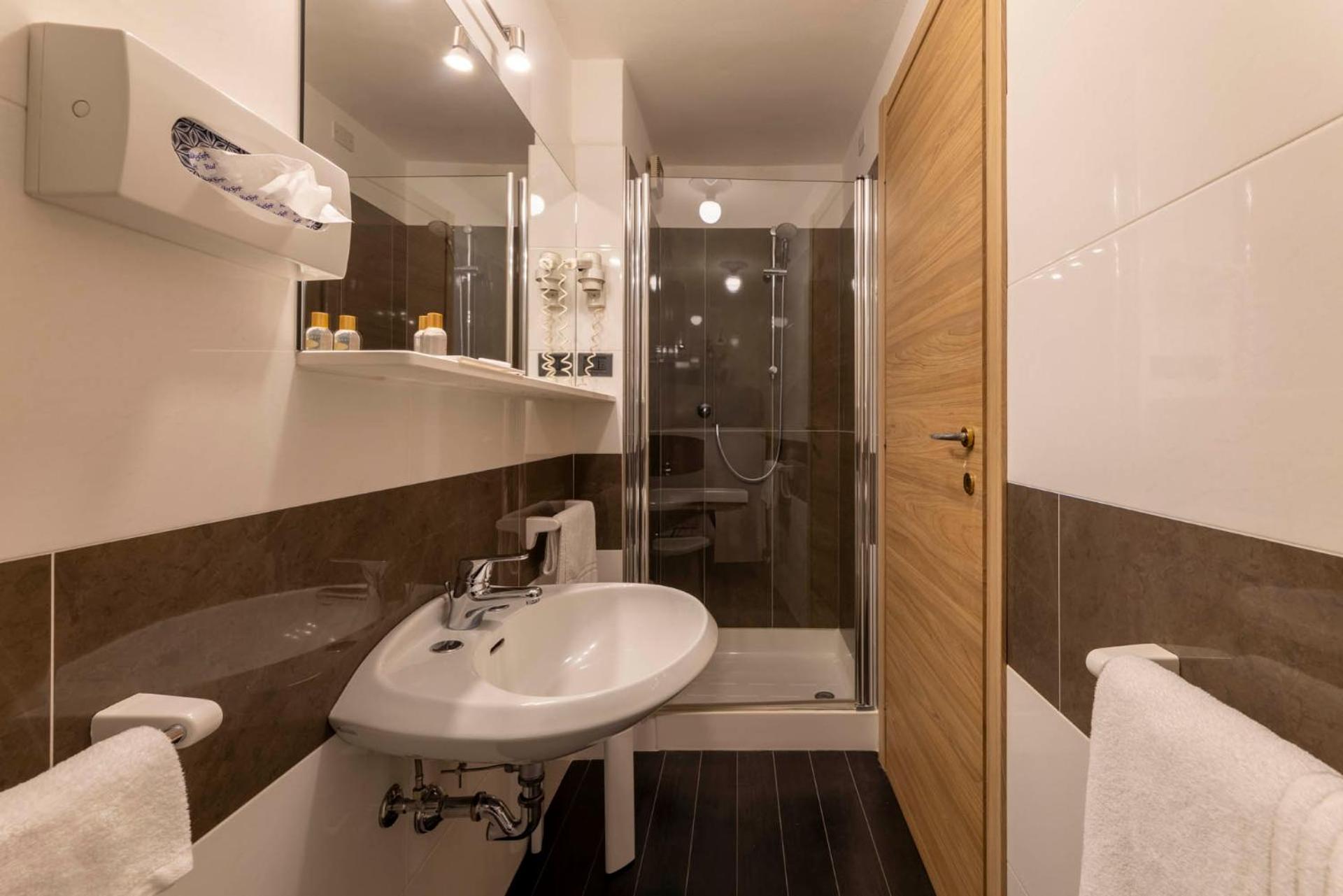 Standard Double or Twin Room photo 2