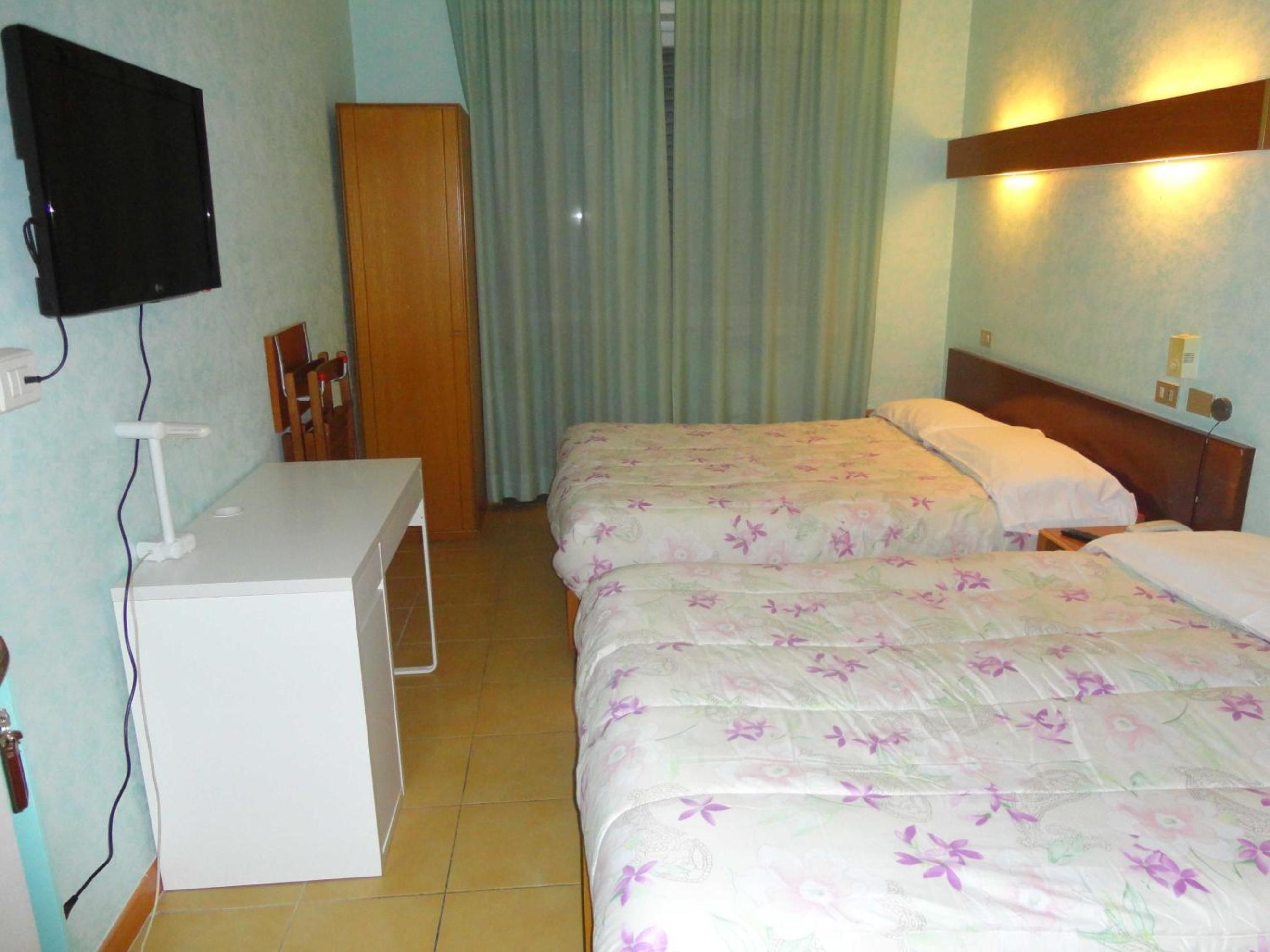 Quadruple Room - Photo 12