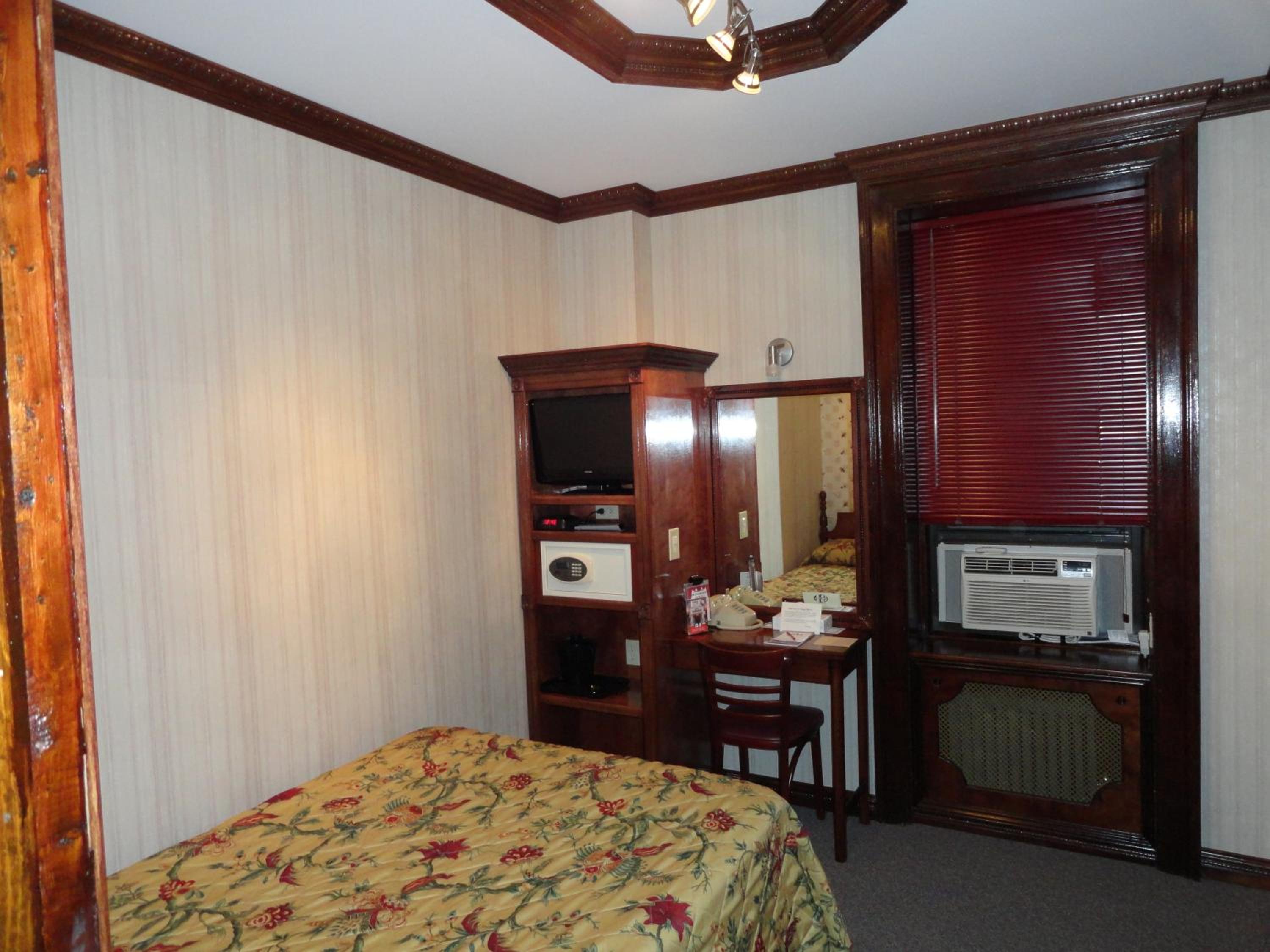 Double Room with Shared Bathroom photo 2