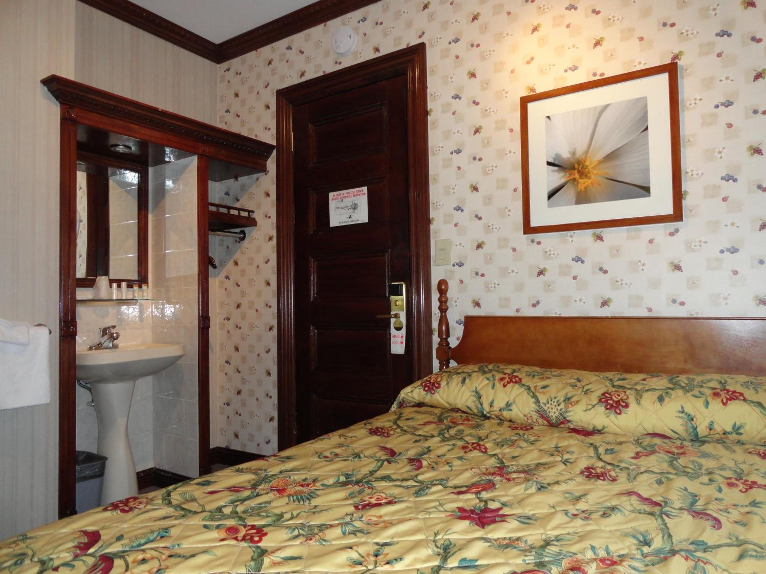 Queen Room with Shared Bathroom photo 3