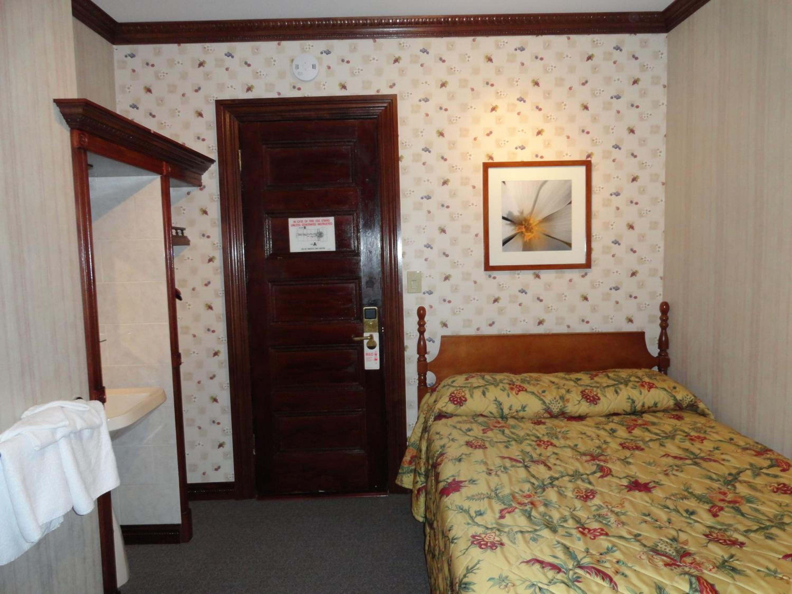 Single Room with Shared Bathroom photo 1