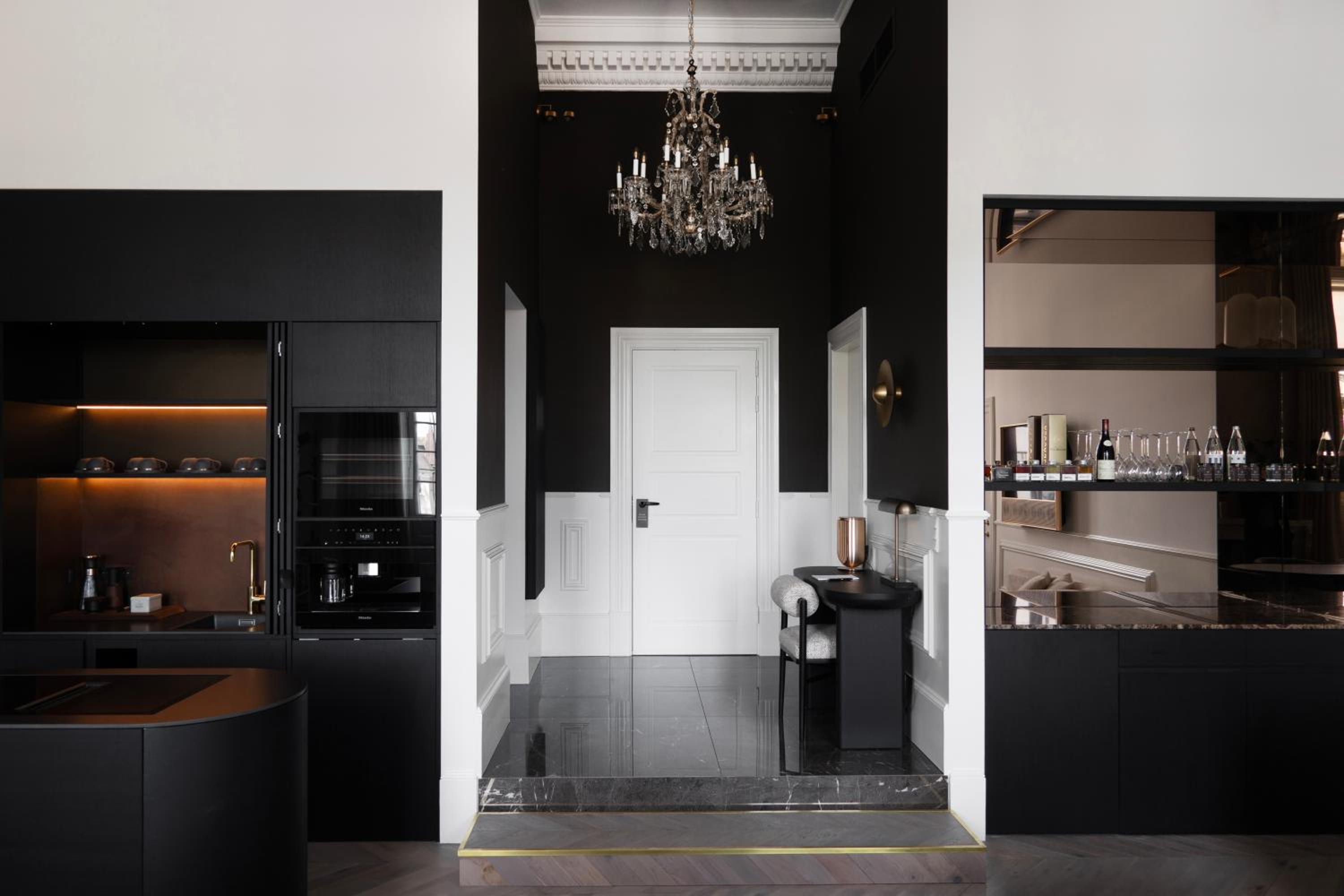 The Hilliger - Master Suite thumbnail 6