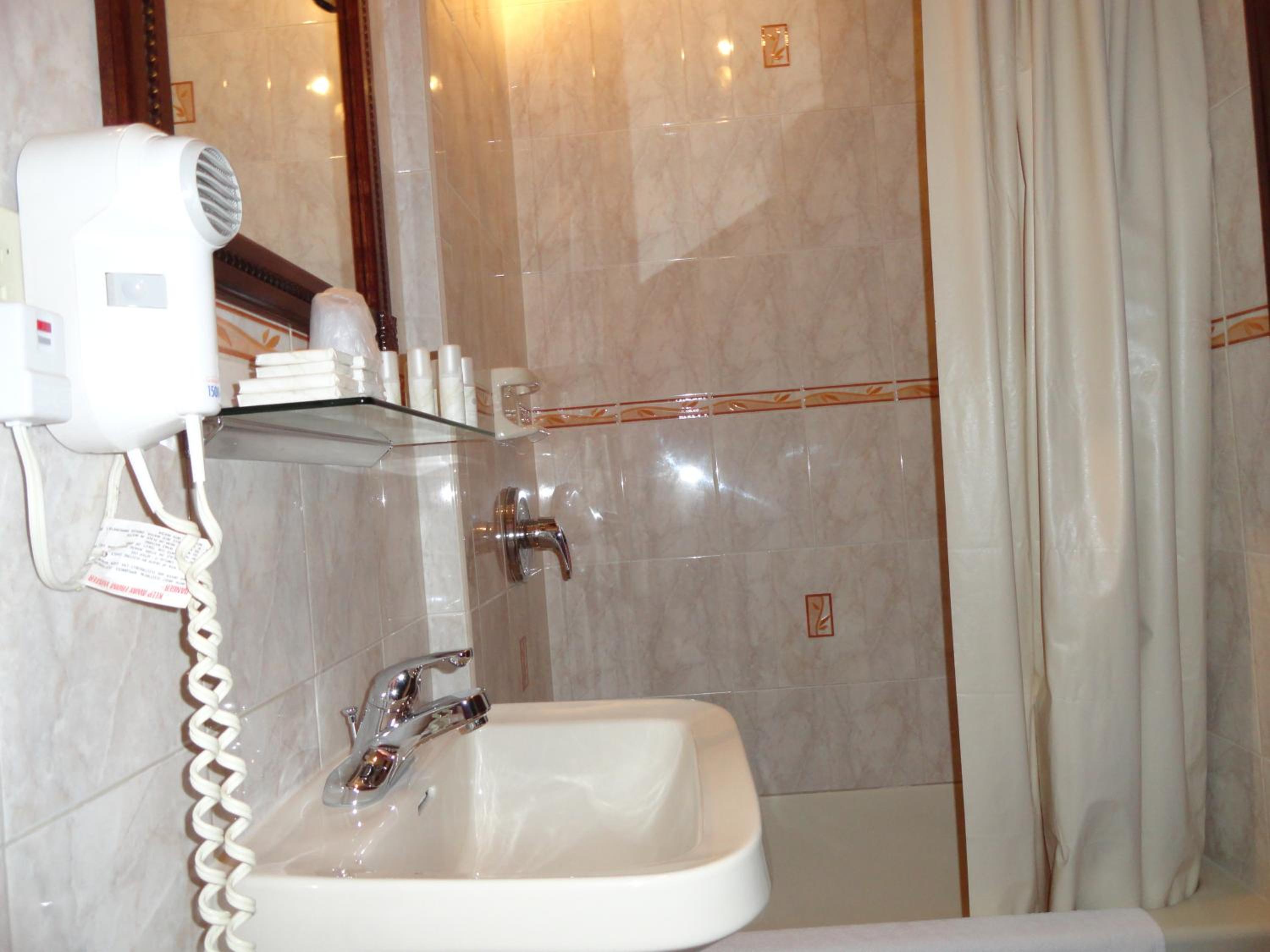 Double Room with Shared Bathroom photo 3
