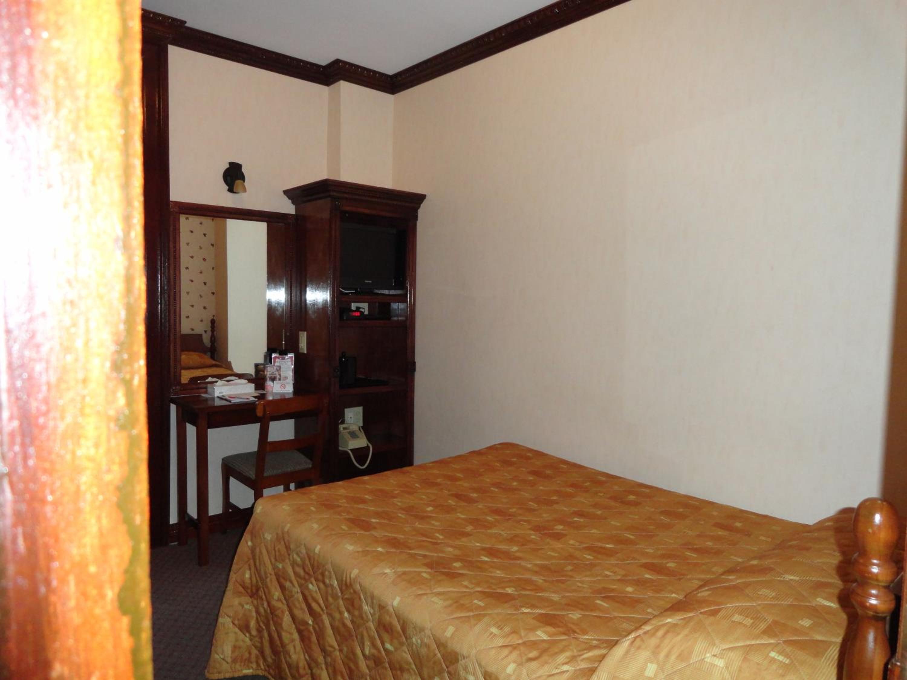Queen Room with Shared Bathroom photo 3