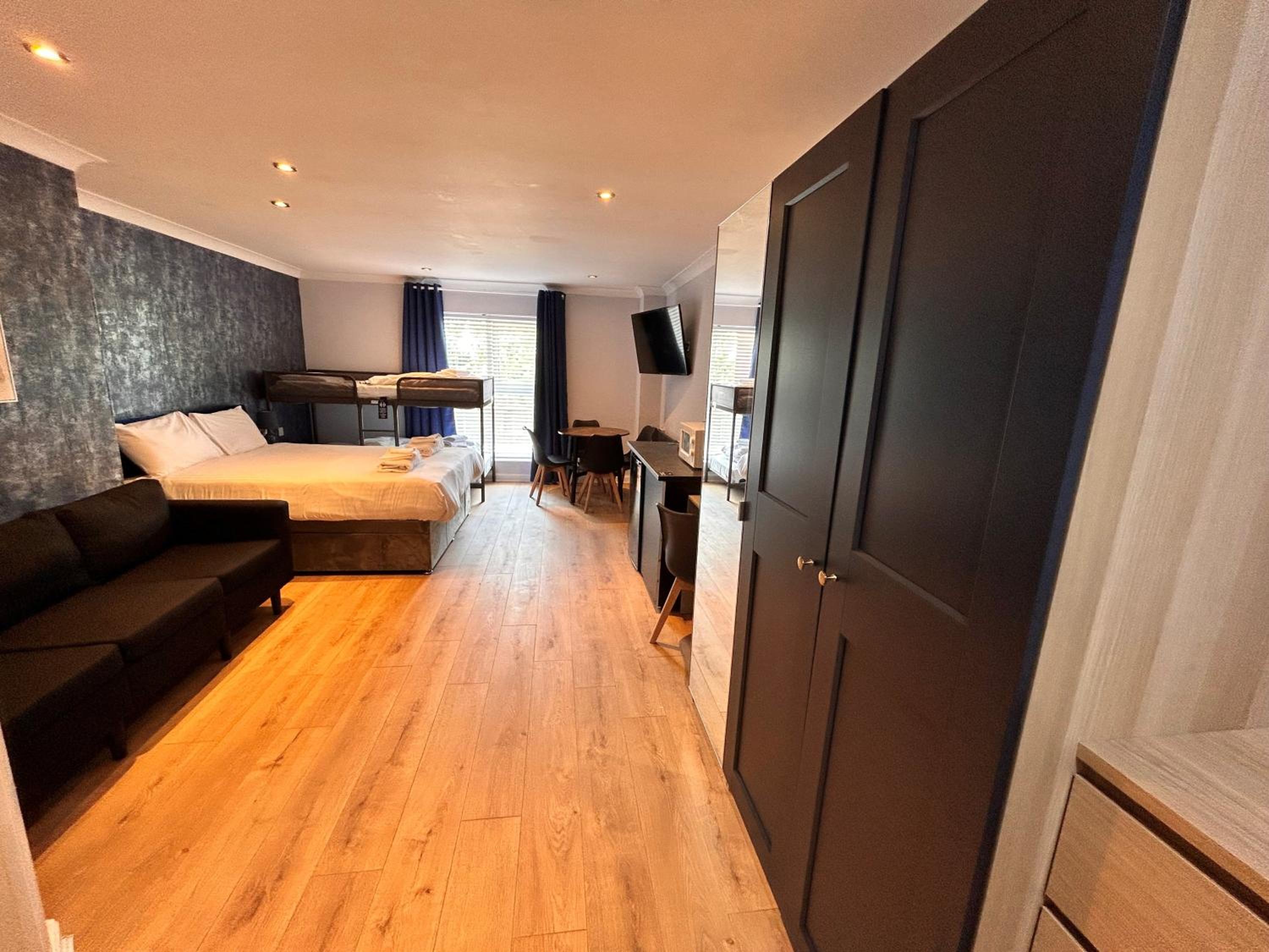 Deluxe Family Suite photo 1