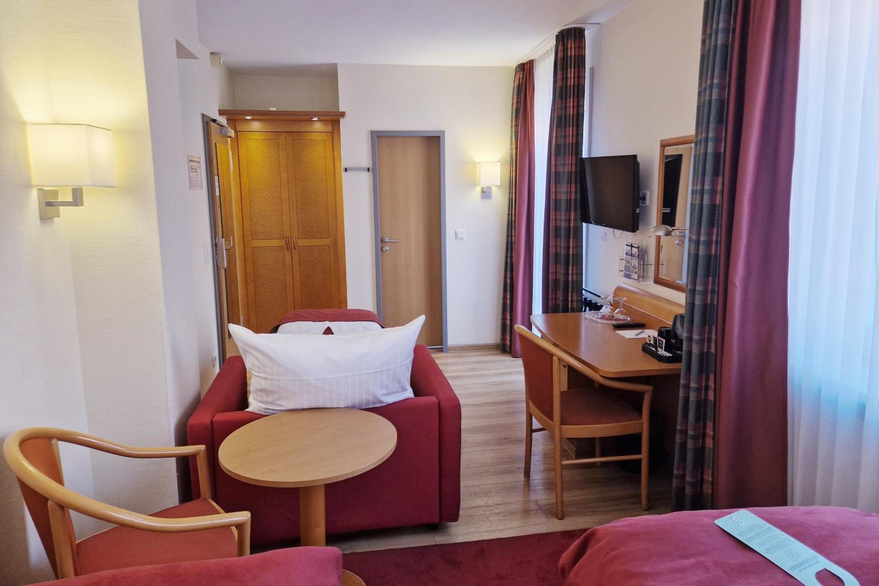 Premium Family Twin Room with Furnished Balcony and Sofa Bed - Photo 7