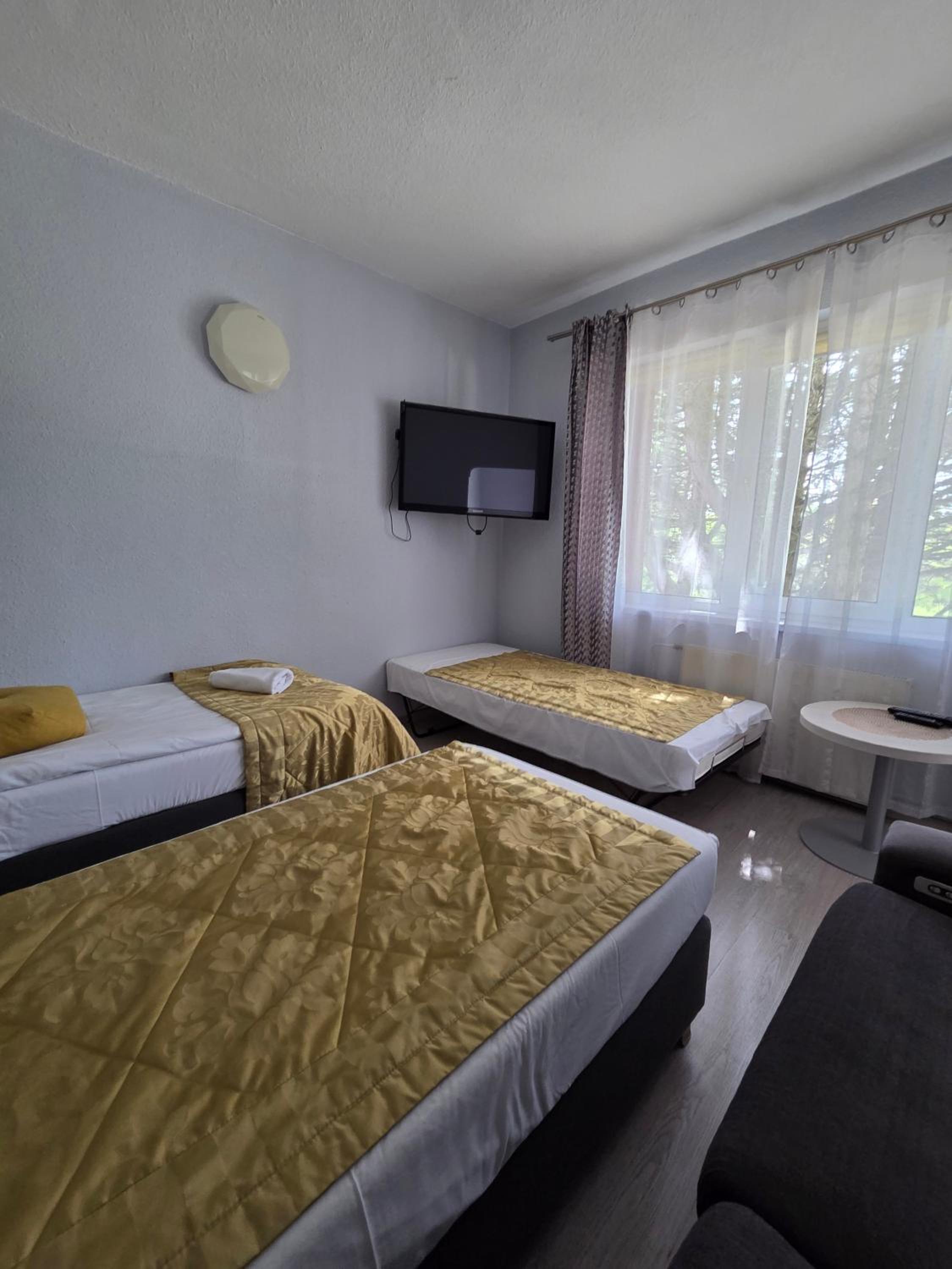 Twin Room - Photo 3