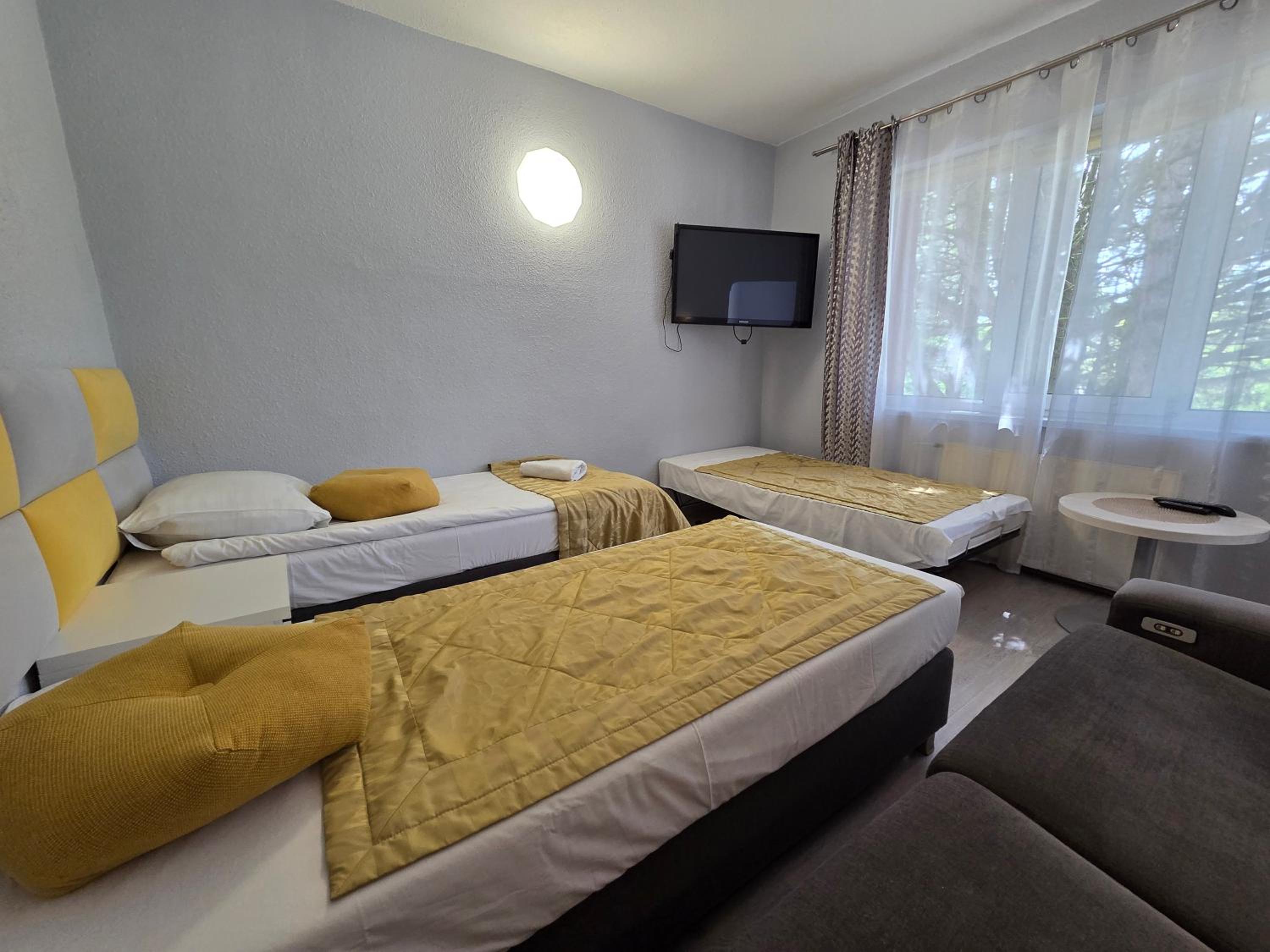 Twin Room - Photo 6
