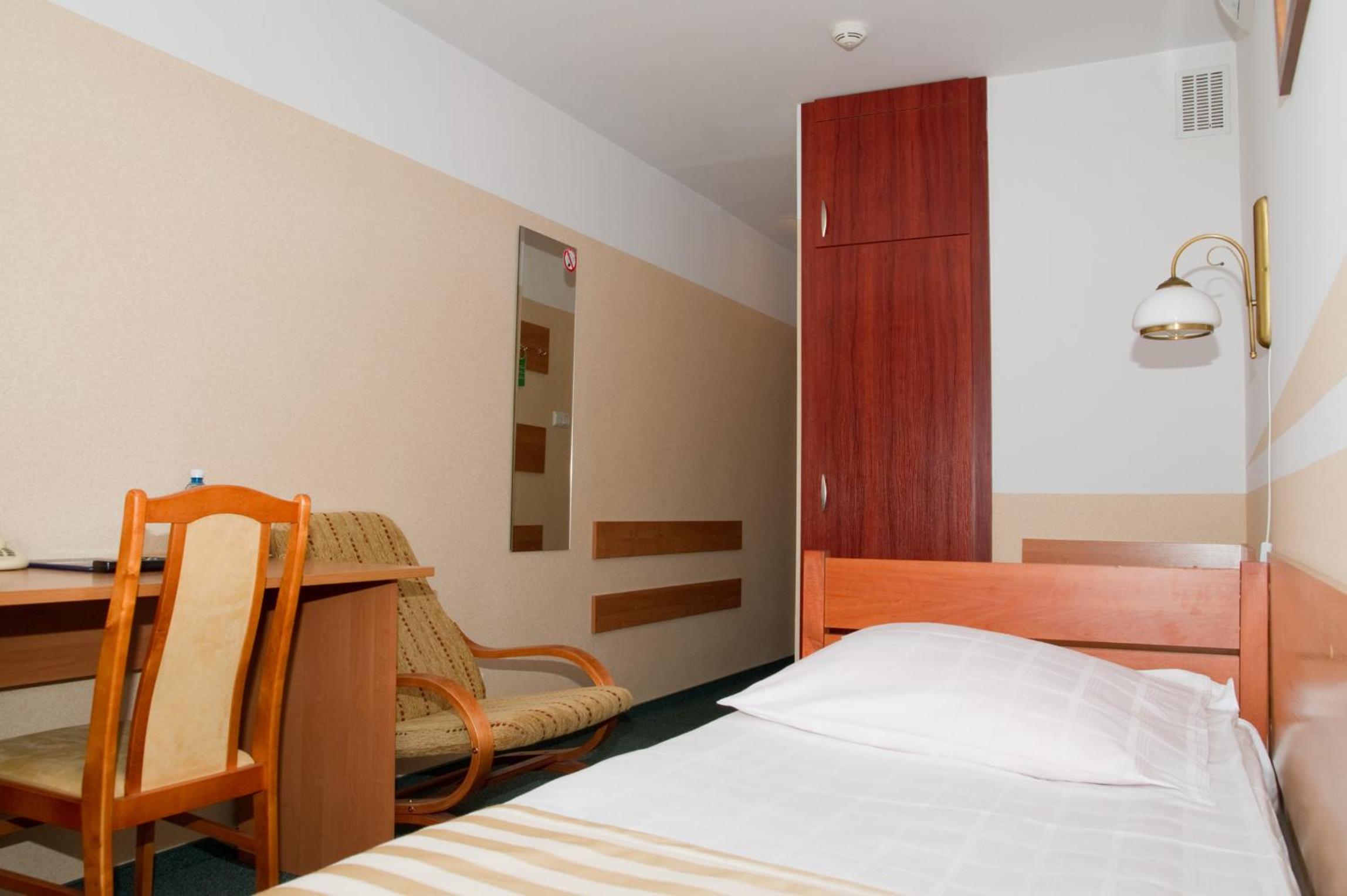 Single Room with Bathroom photo 2