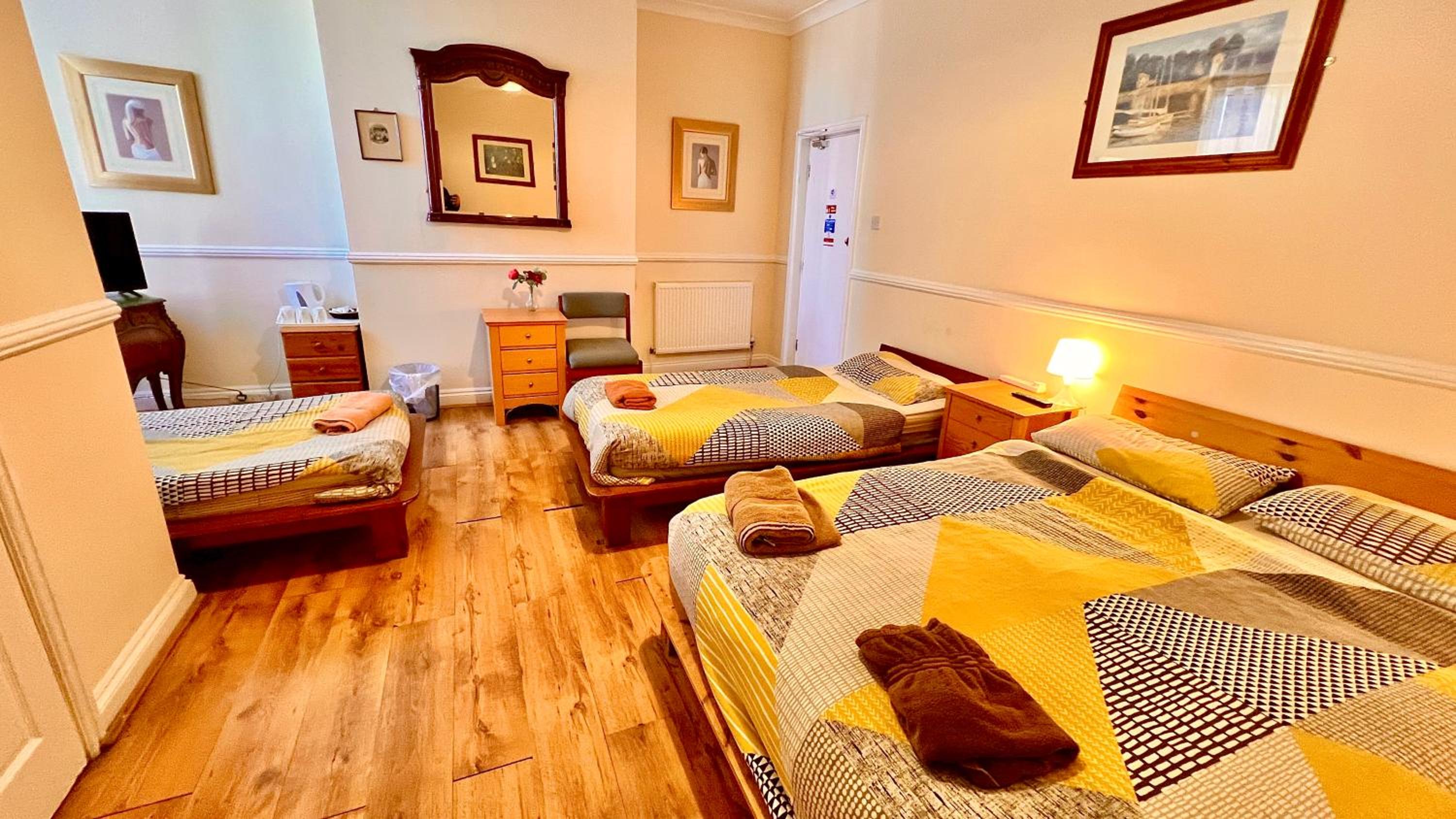 Quadruple Room - Photo 6
