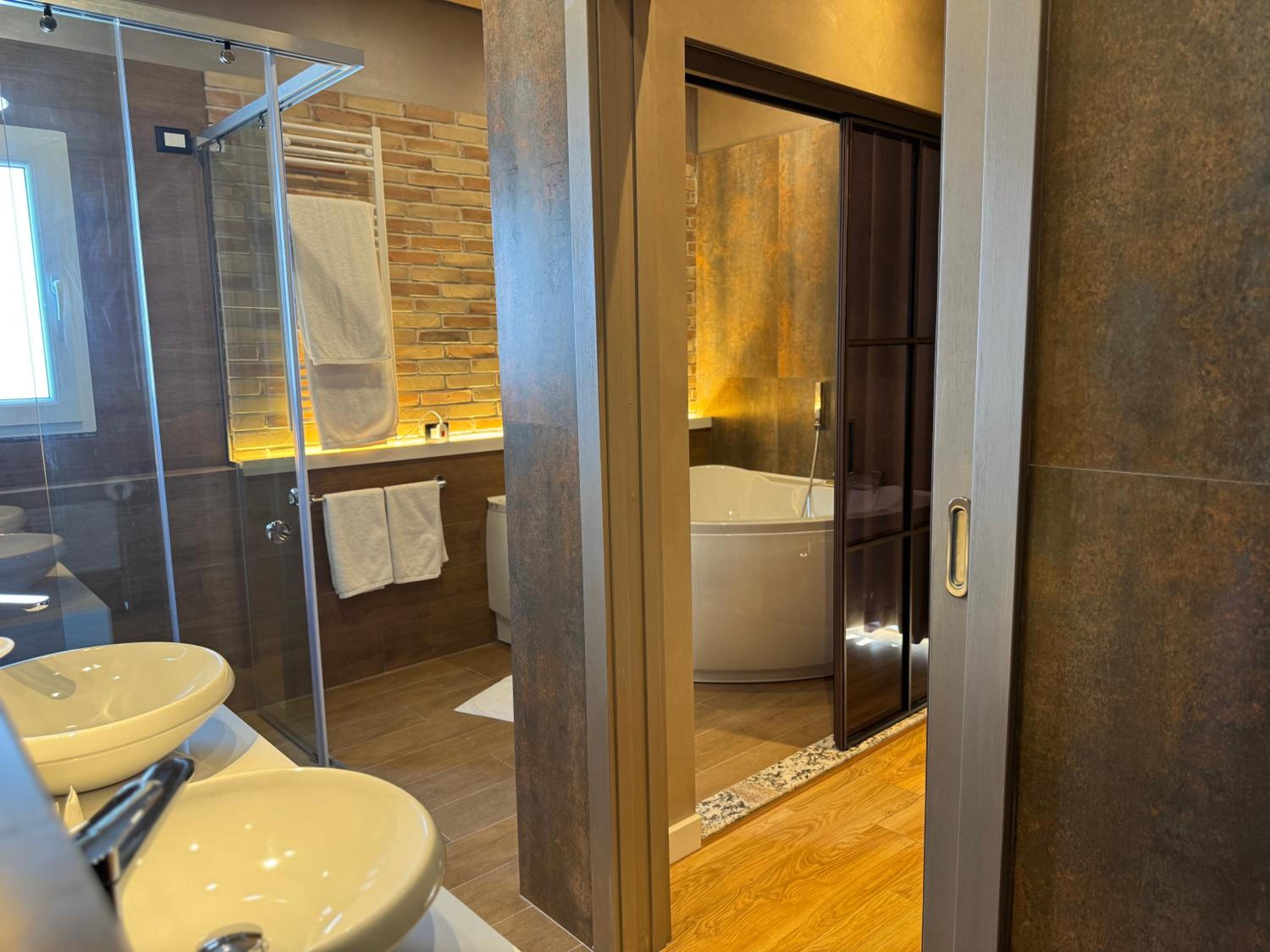 Suite with Hot Tub photo 3