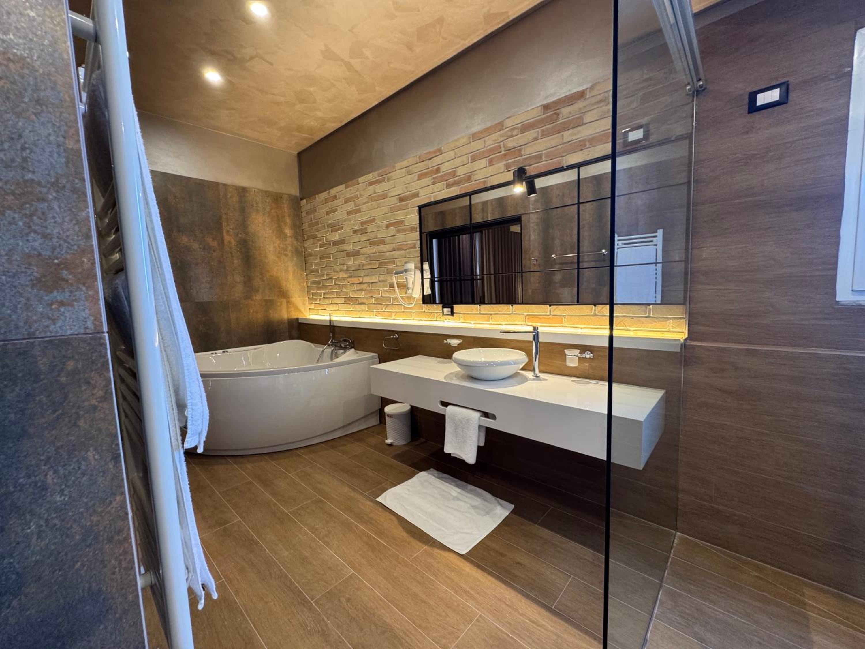 Suite with Hot Tub