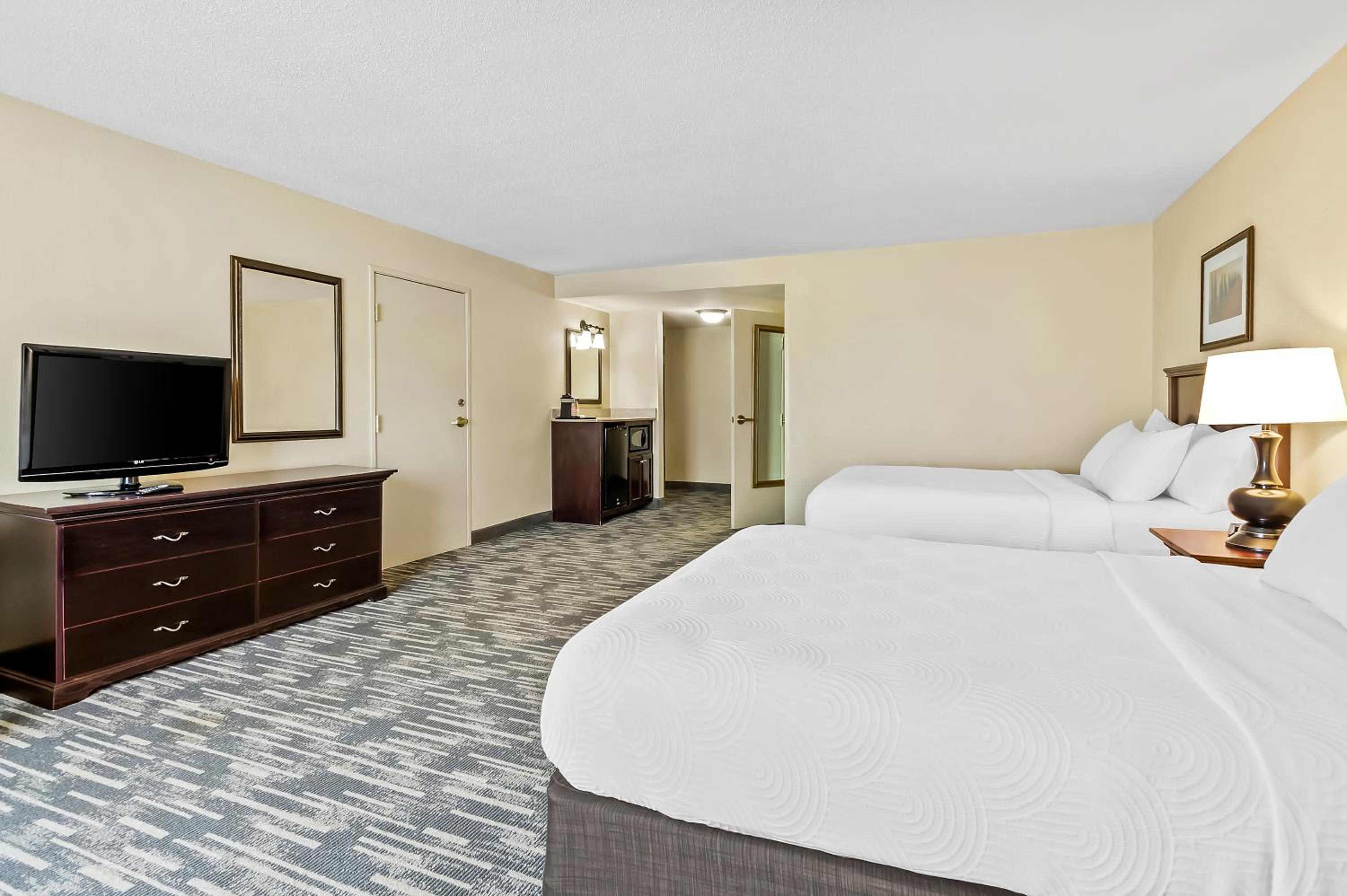 Queen Suite with Two Queen Beds - Disability Access/Non-smoking - Photo 5