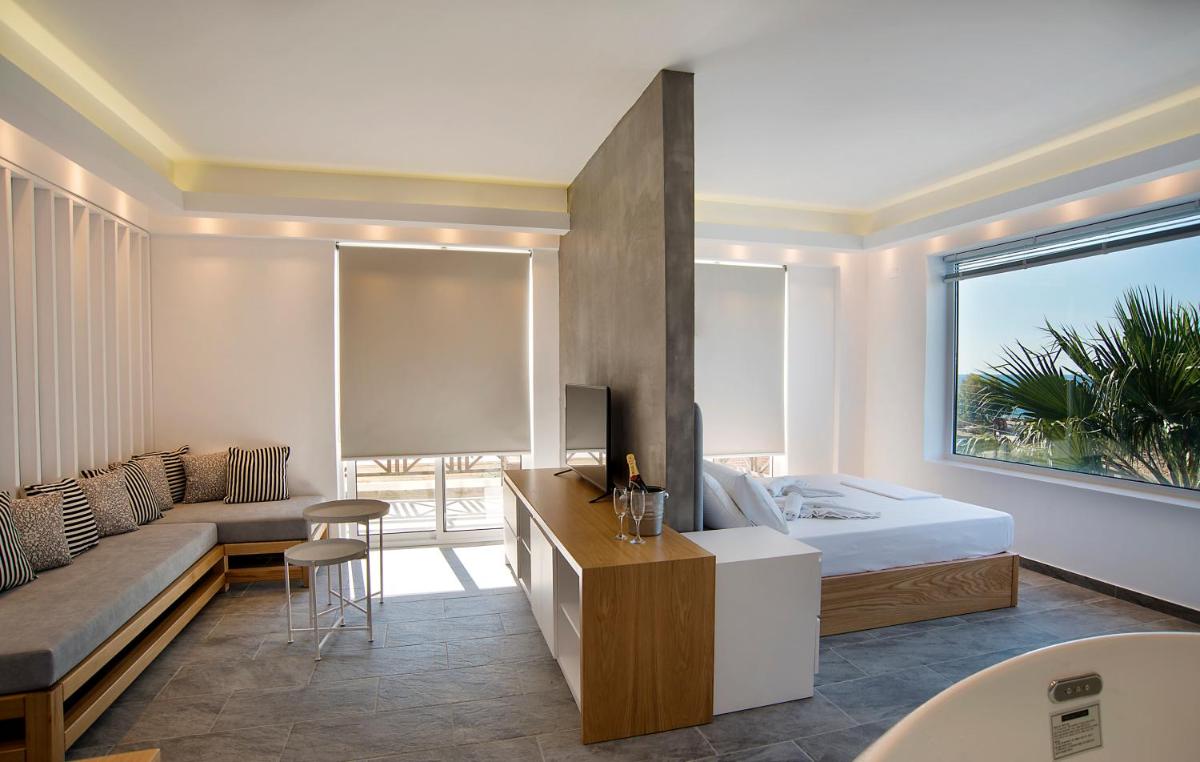Deluxe Sea View Suite & Spa Bath photo 3