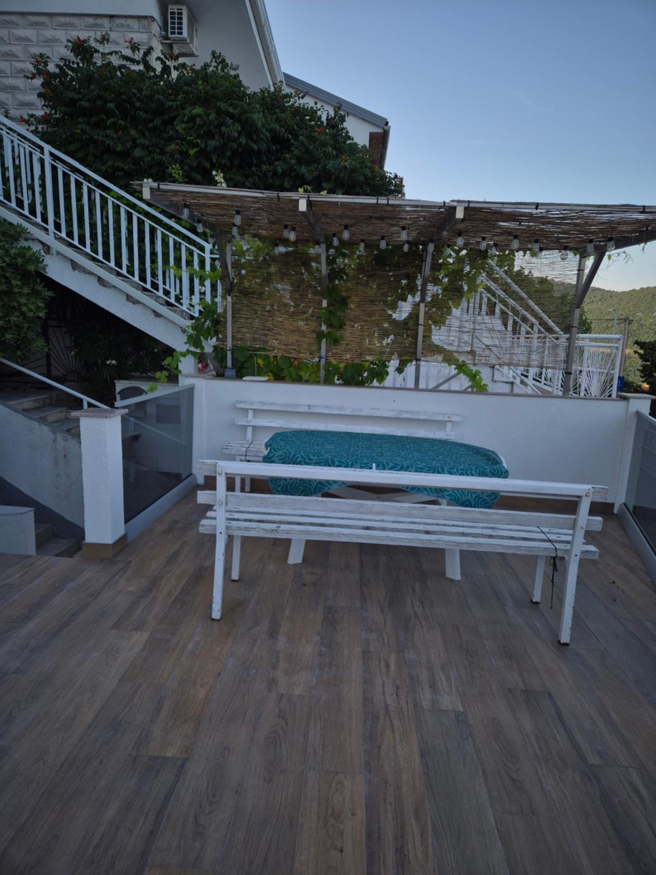 One-Bedroom Apartment with Balcony and Sea View photo 3