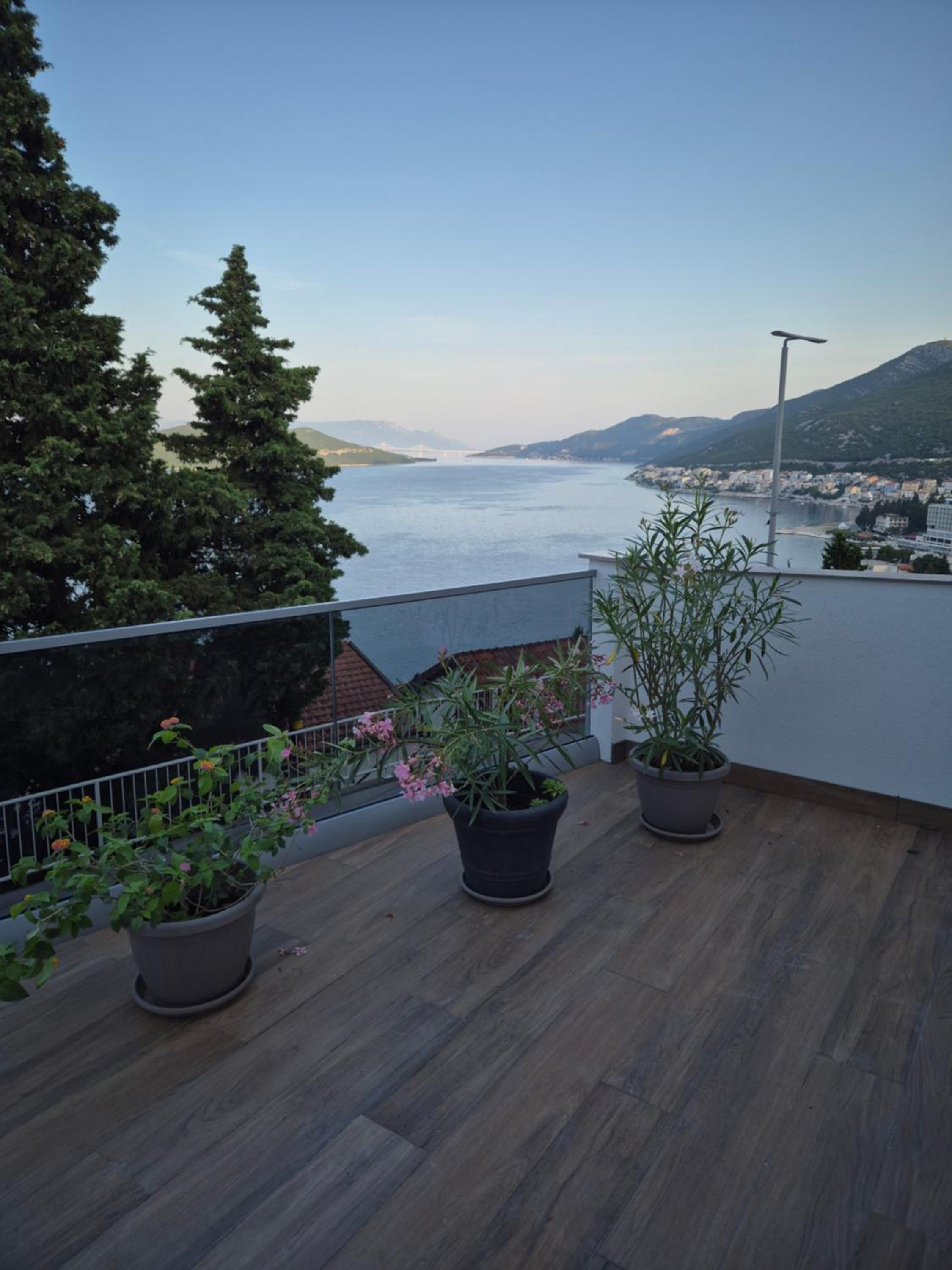 One-Bedroom Apartment with Balcony and Sea View photo 2