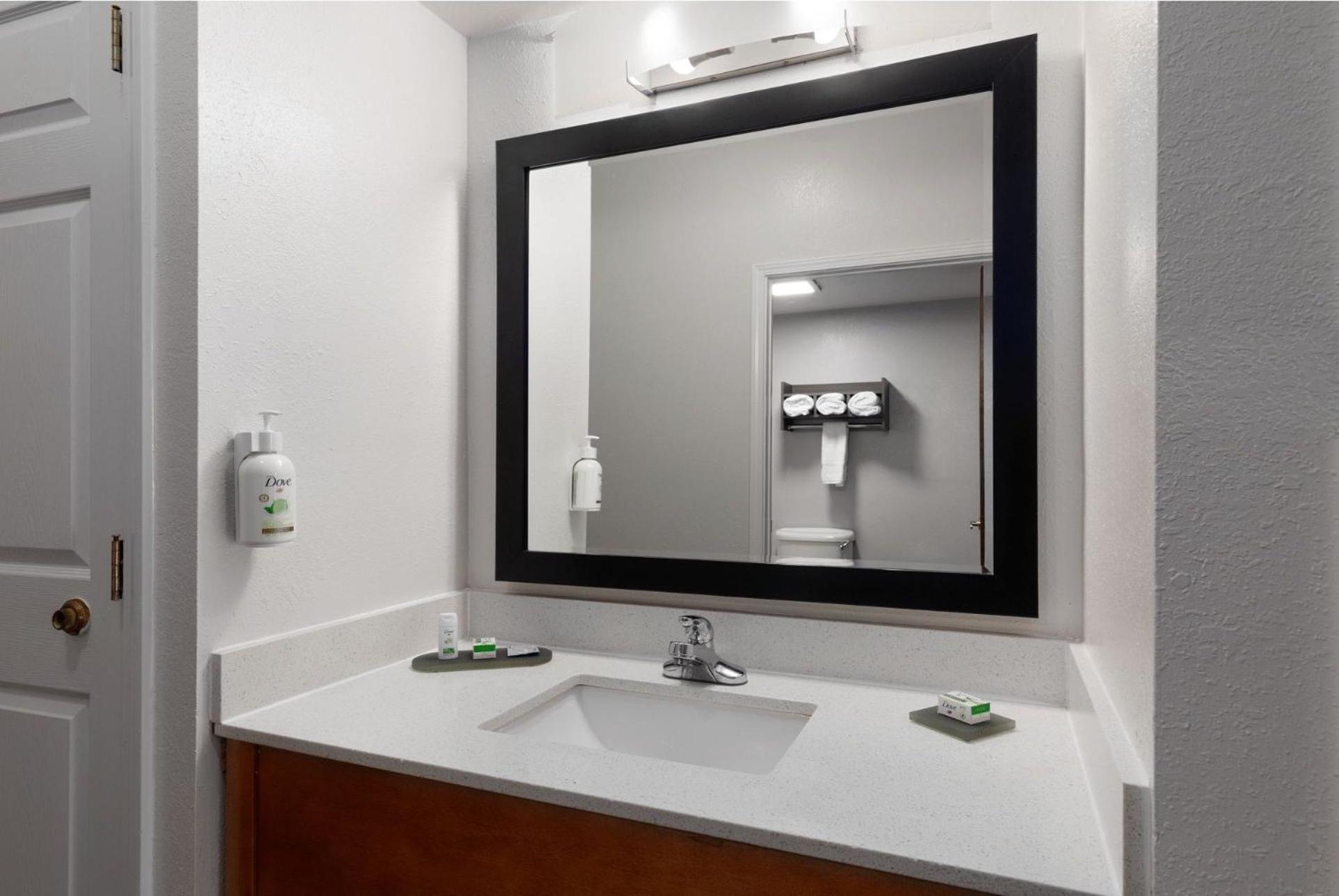 Queen Room with Two Queen Beds and Bath Tub - Mobility Accessible/Non-Smoking - Photo 7