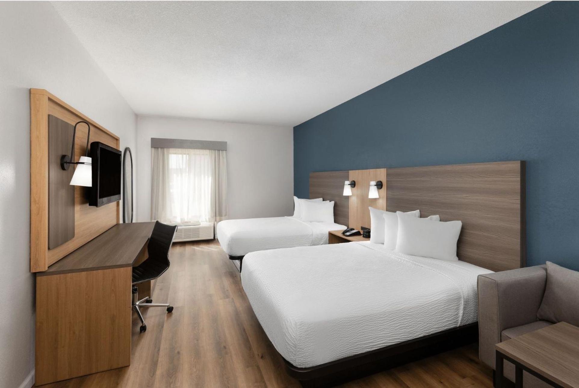 Queen Room with Two Queen Beds and Bath Tub - Mobility Accessible/Non-Smoking - Photo 8