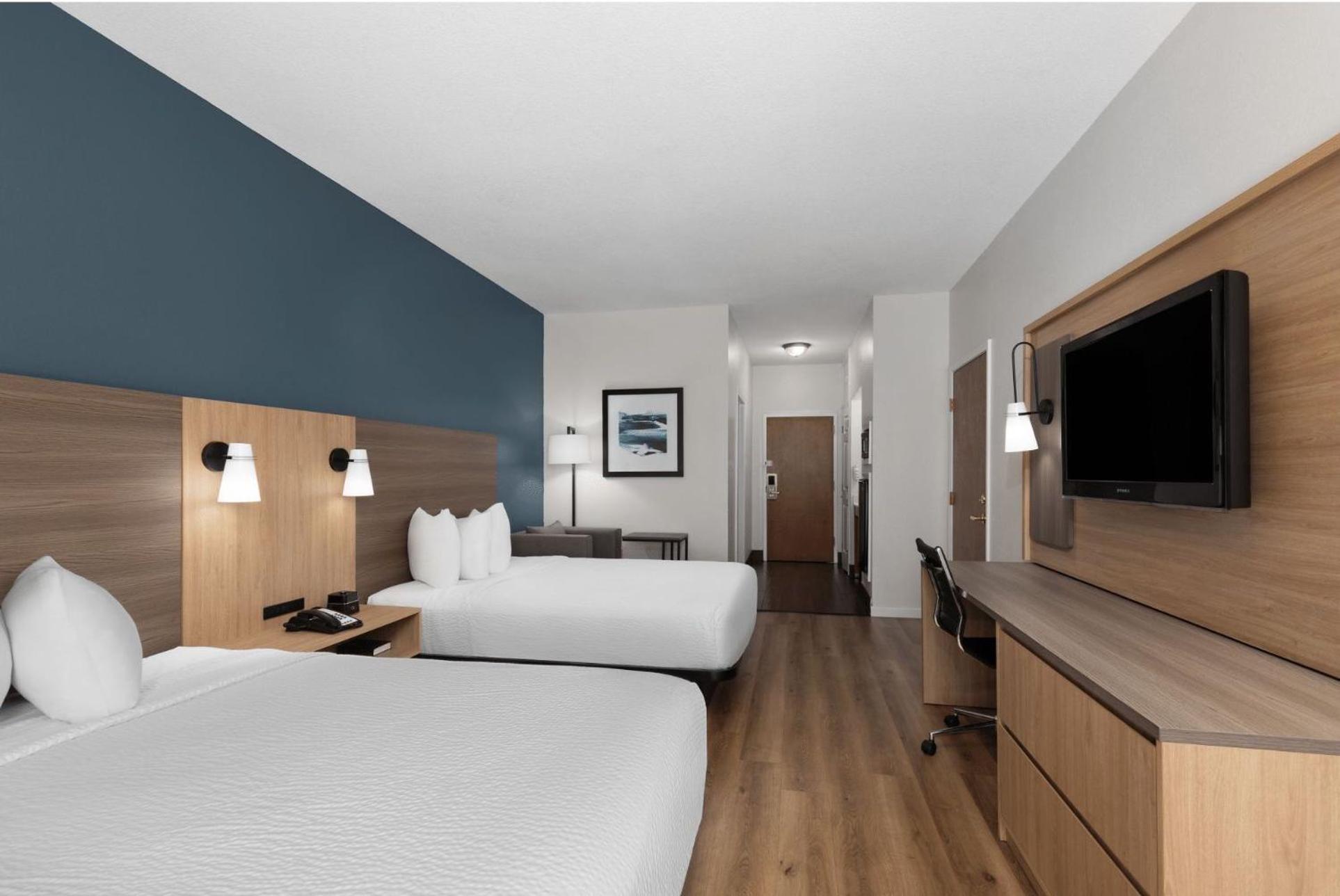Queen Room with Two Queen Beds and Bath Tub - Mobility Accessible/Non-Smoking - Photo 9