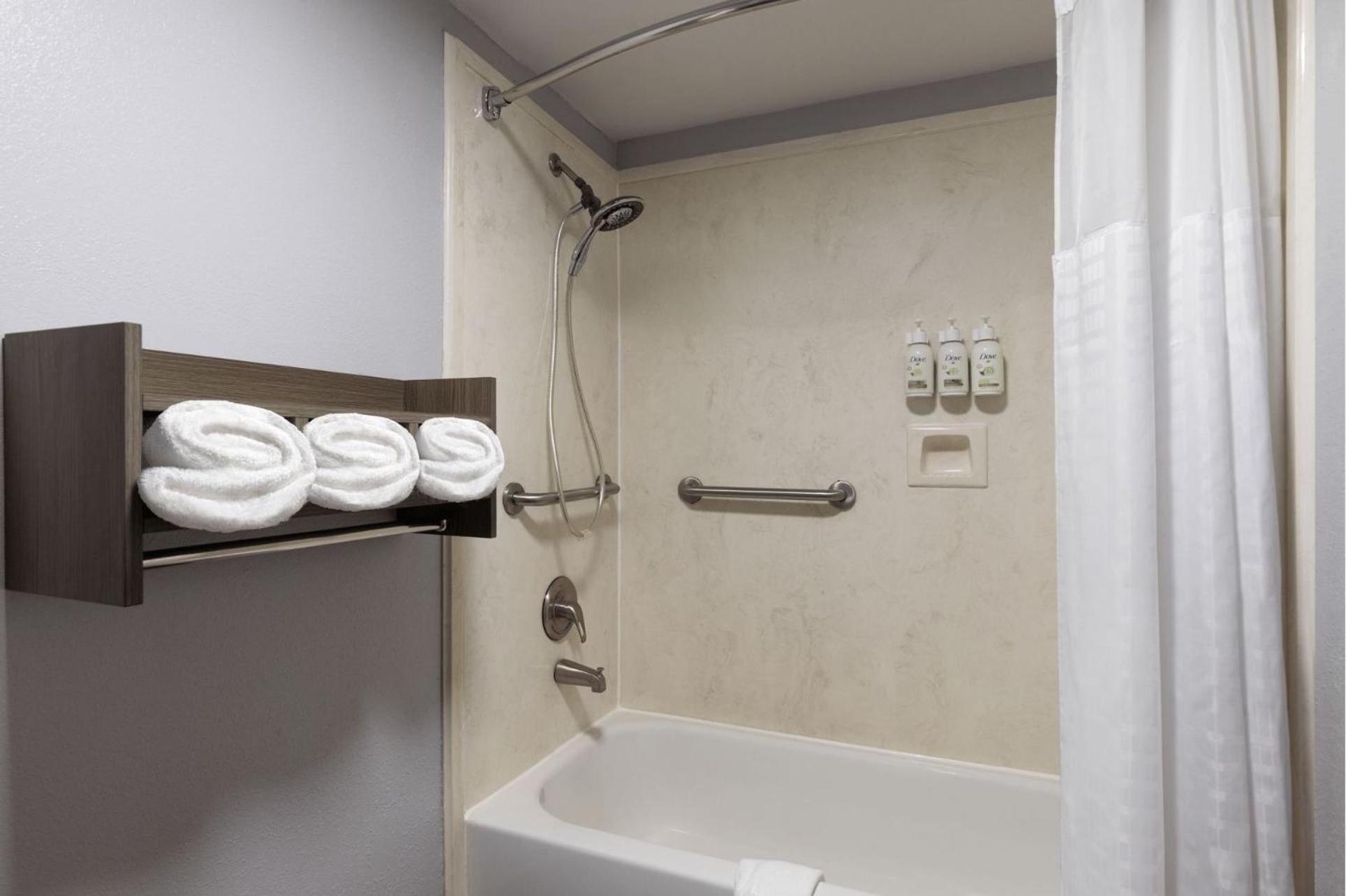 Queen Room with Two Queen Beds and Bath Tub - Mobility Accessible/Non-Smoking - Photo 4
