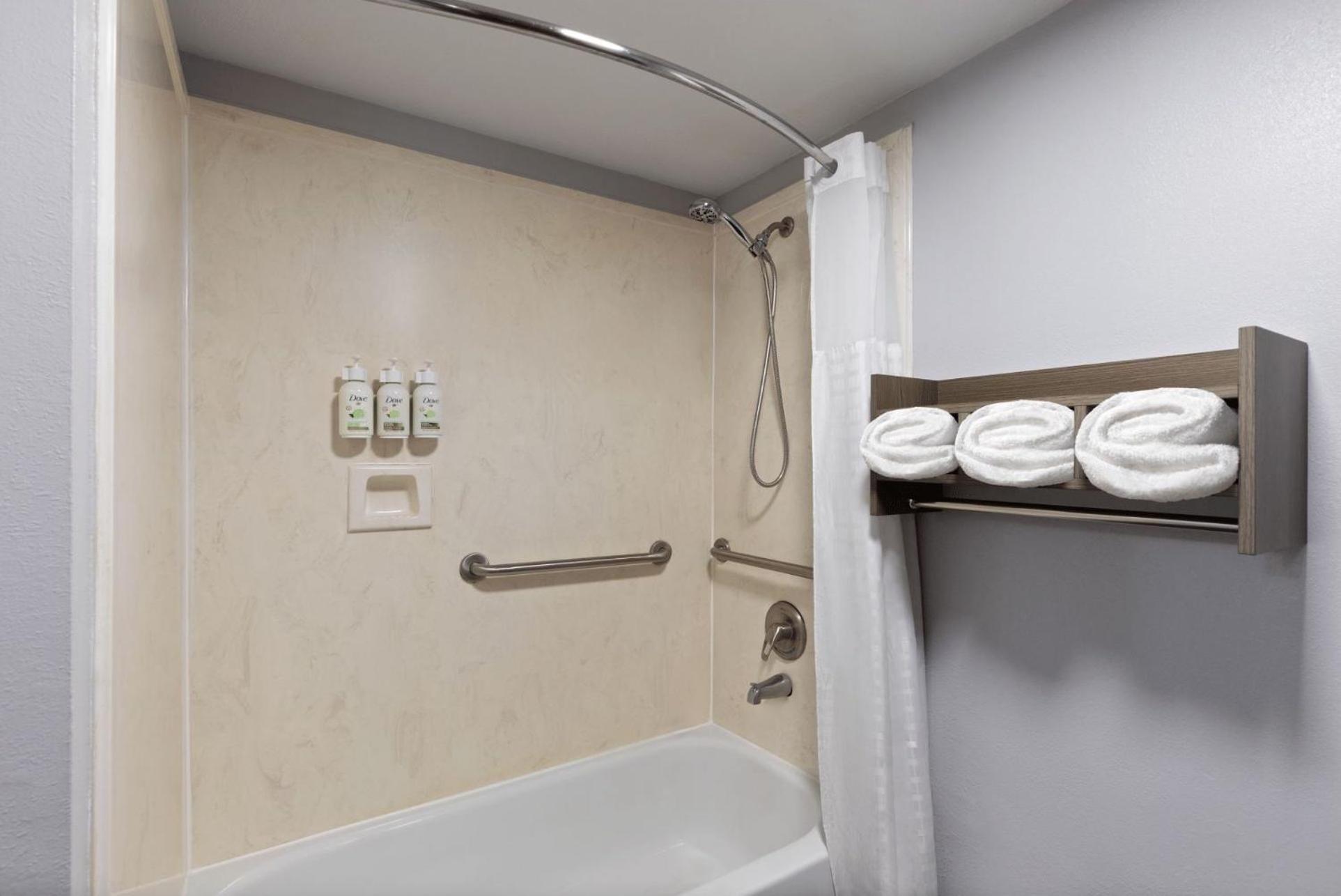 Queen Room with Two Queen Beds and Bath Tub - Mobility Accessible/Non-Smoking - Photo 5