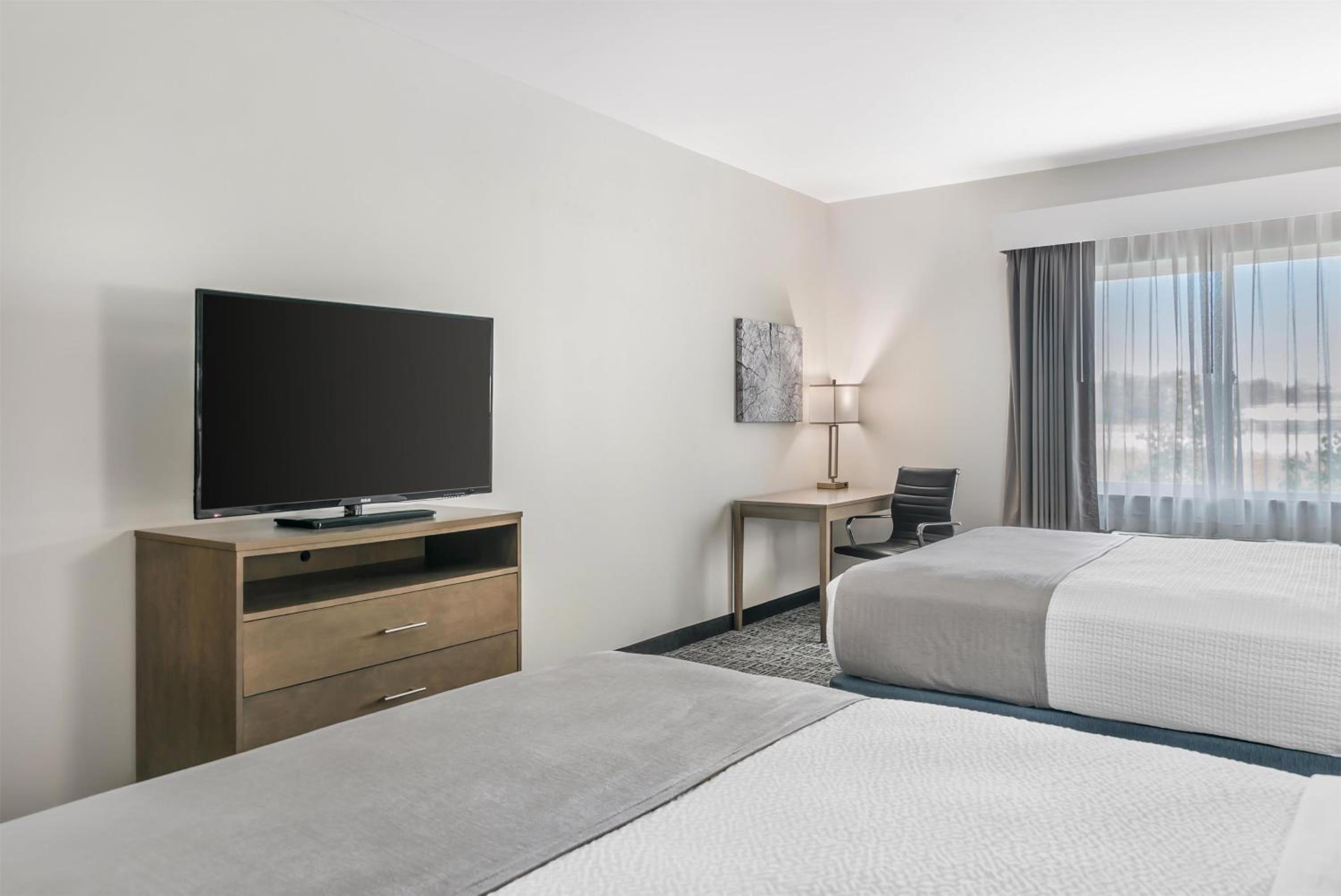 Queen Room with Two Queen Beds - Non-Smoking - Photo 2